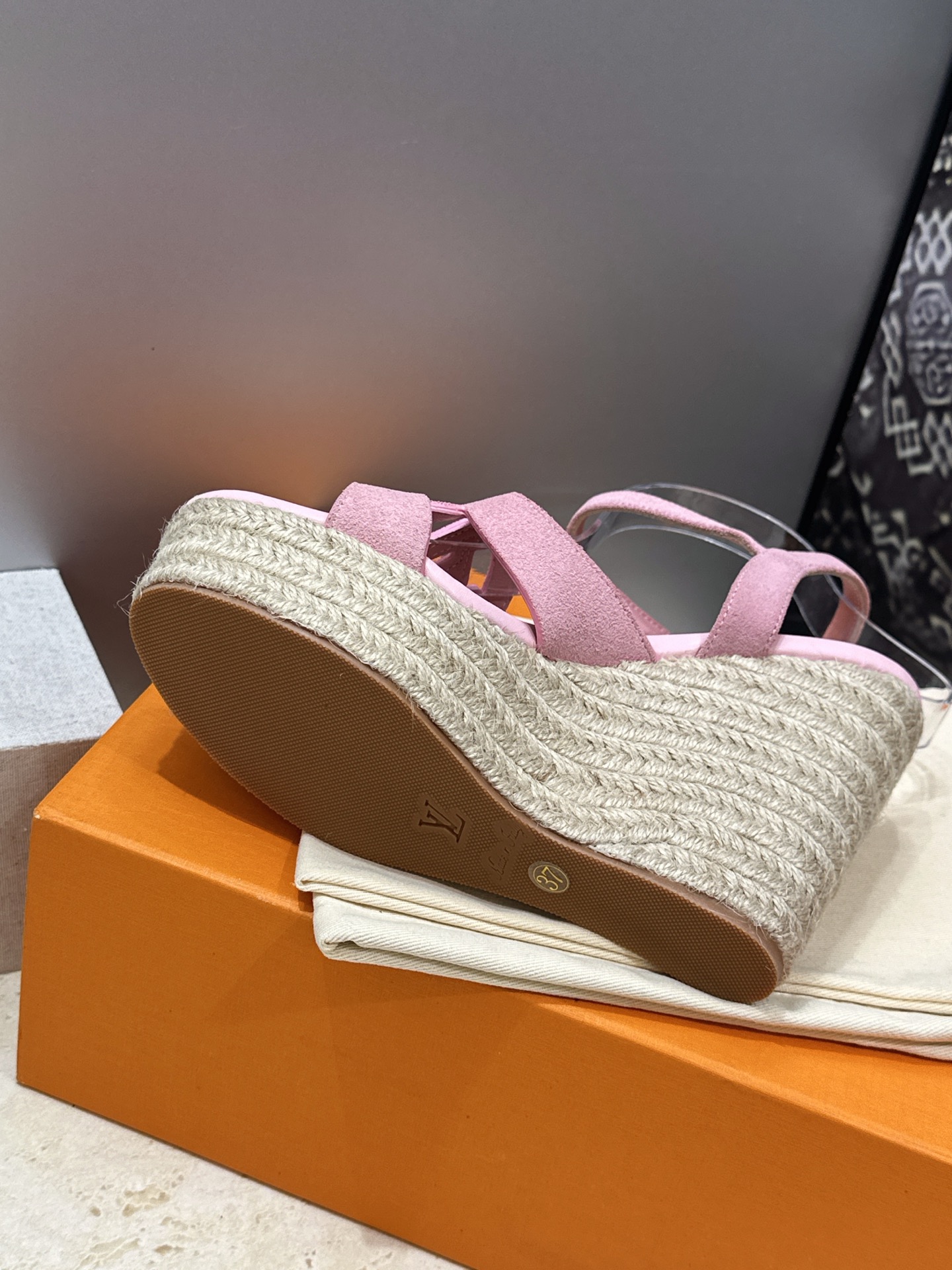 顶级版 Louis Vuitton 春夏新款厚底脚环绑带果冻色防水台女鞋  Lv字母logo镂空草编坡跟