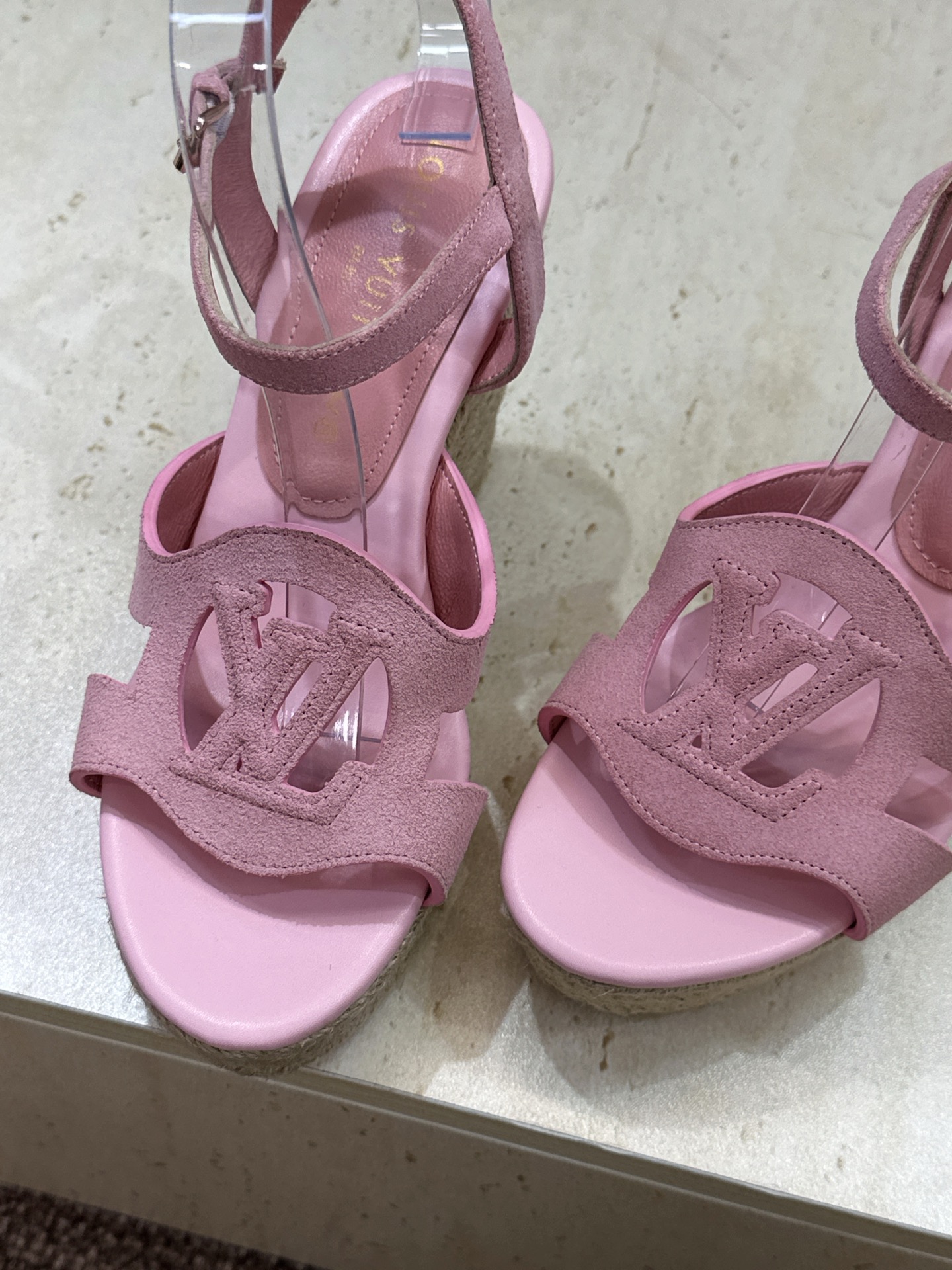 顶级版 Louis Vuitton 春夏新款厚底脚环绑带果冻色防水台女鞋  Lv字母logo镂空草编坡跟