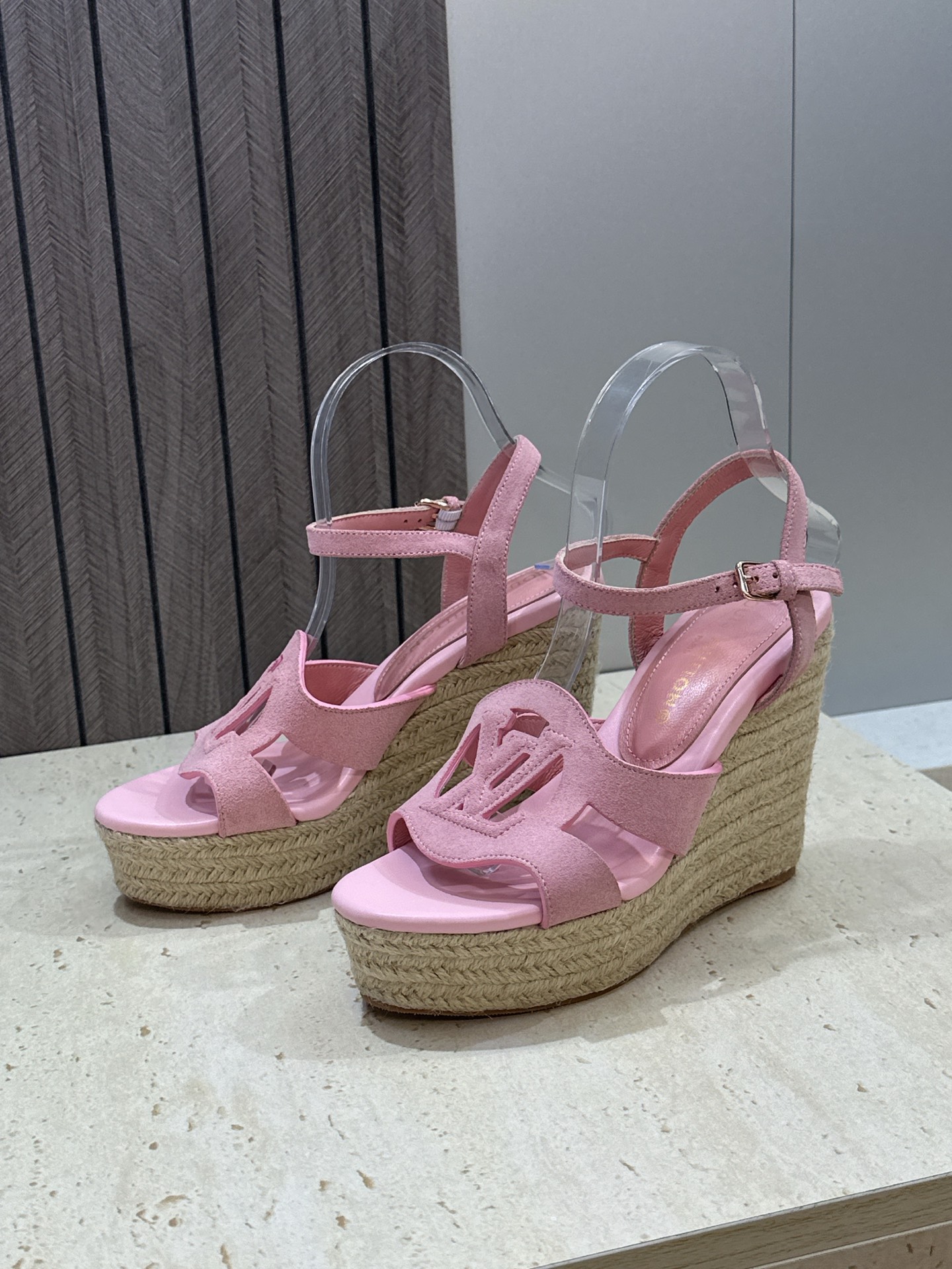 顶级版 Louis Vuitton 春夏新款厚底脚环绑带果冻色防水台女鞋  Lv字母logo镂空草编坡跟