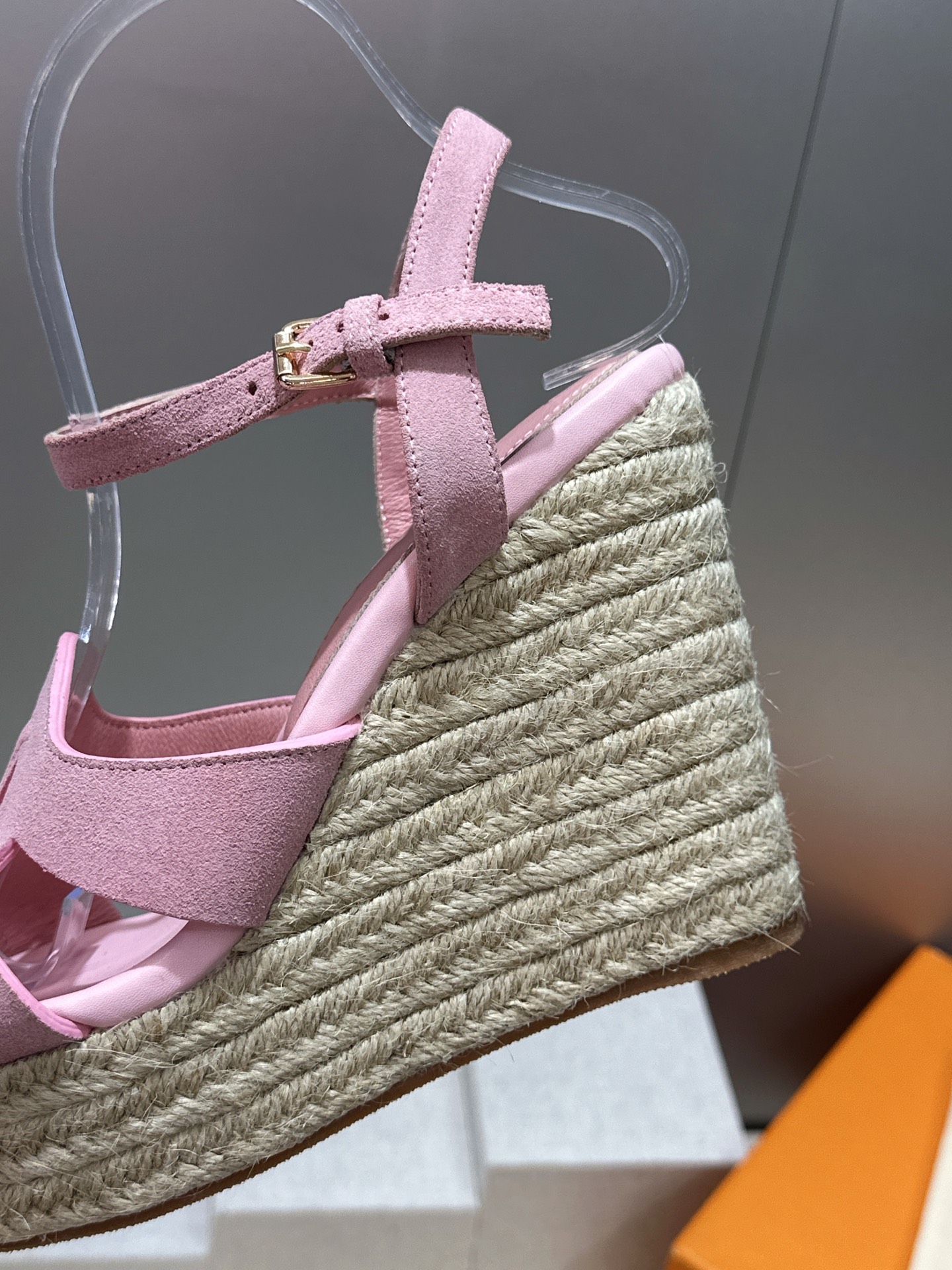 顶级版 Louis Vuitton 春夏新款厚底脚环绑带果冻色防水台女鞋  Lv字母logo镂空草编坡跟