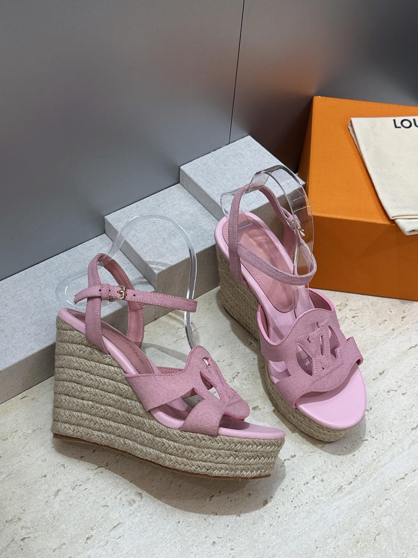 顶级版 Louis Vuitton 春夏新款厚底脚环绑带果冻色防水台女鞋  Lv字母logo镂空草编坡跟