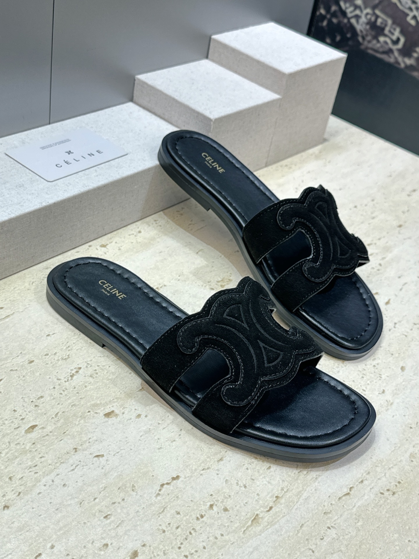 CELINE 瑟琳 2026早春新款平底沙滩女鞋 明星同款字母logo圆头镂空露趾凉拖鞋材质：鞋面进口羊