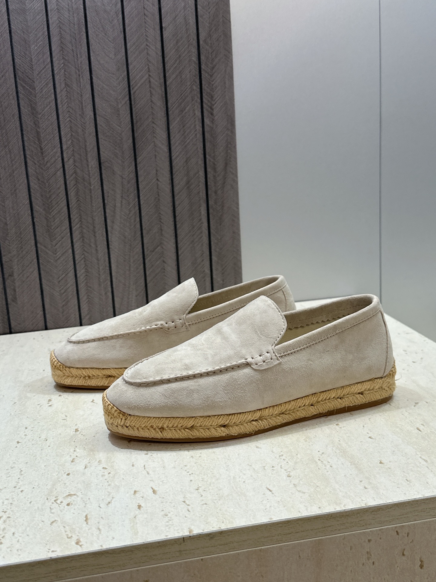 (配全套飞机盒)LORO PIANA 诺悠.翩雅 2026春夏新款平底渔夫草编女鞋 LP字母logo圆头