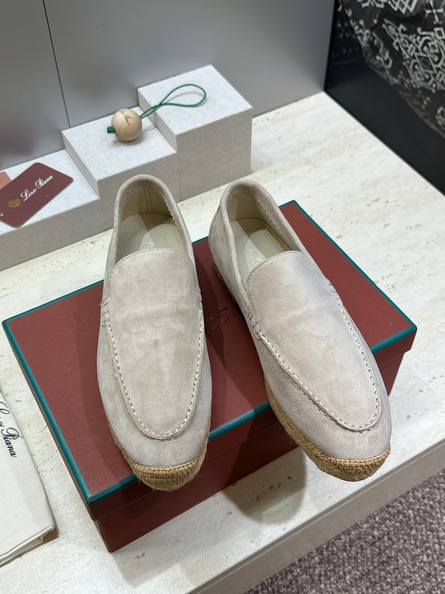 (配全套飞机盒)LORO PIANA 诺悠.翩雅 2026春夏新款平底渔夫草编女鞋 LP字母logo圆头