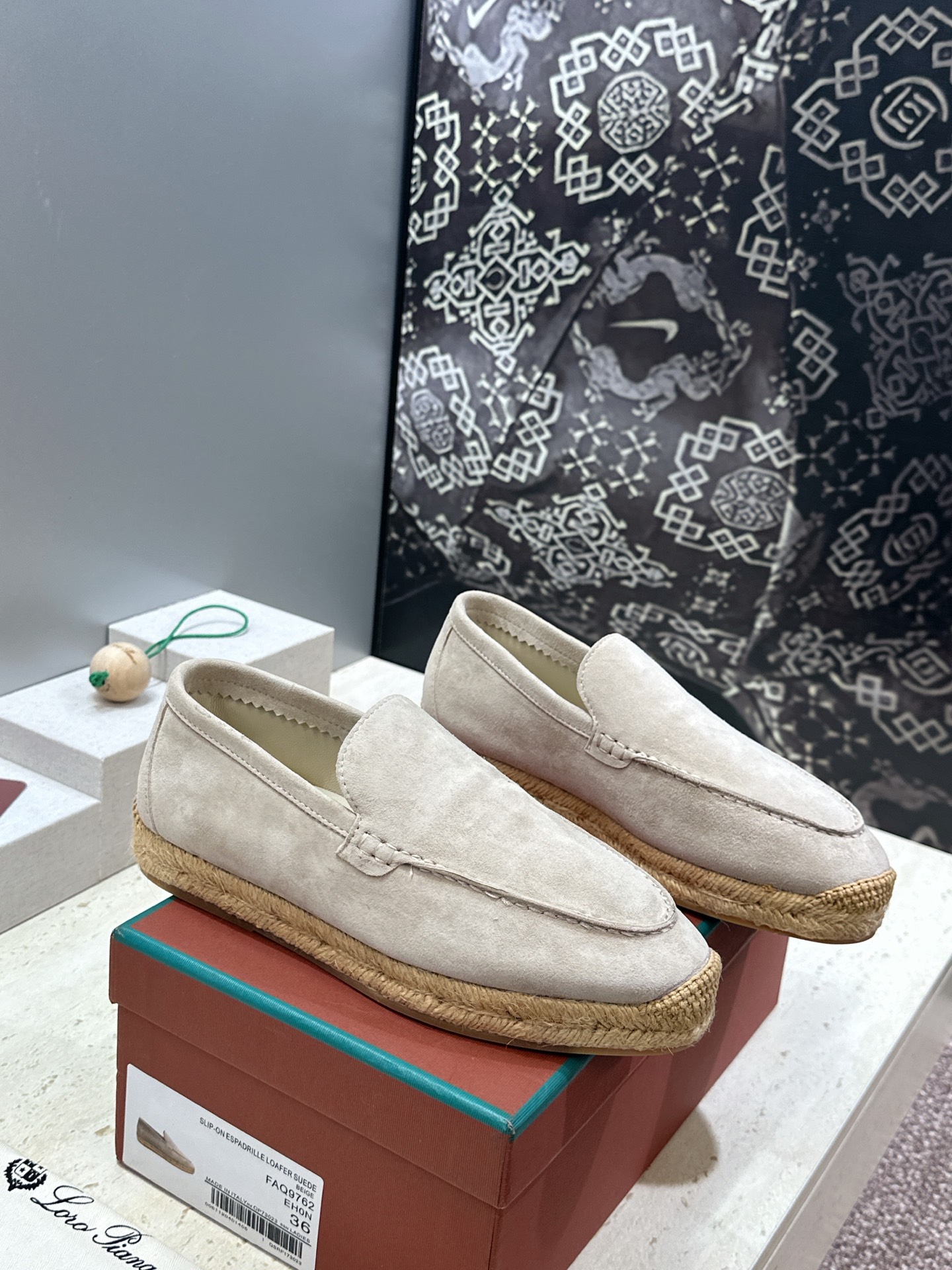 (配全套飞机盒)LORO PIANA 诺悠.翩雅 2026春夏新款平底渔夫草编女鞋 LP字母logo圆头