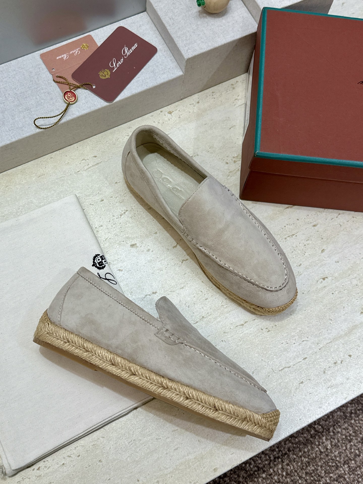 (配全套飞机盒)LORO PIANA 诺悠.翩雅 2026春夏新款平底渔夫草编女鞋 LP字母logo圆头