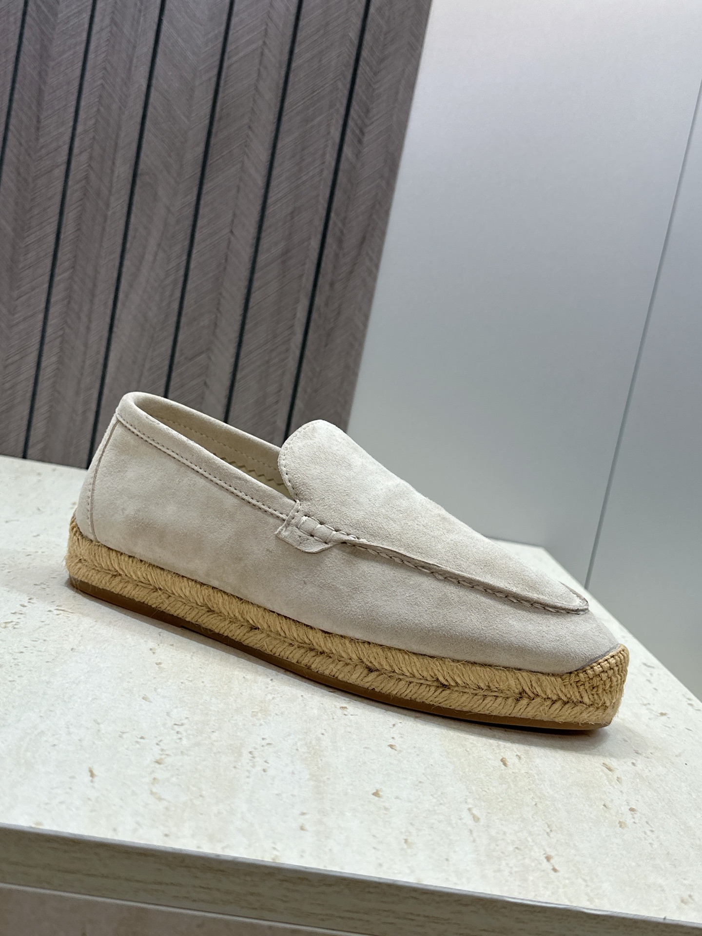 (配全套飞机盒)LORO PIANA 诺悠.翩雅 2026春夏新款平底渔夫草编女鞋 LP字母logo圆头
