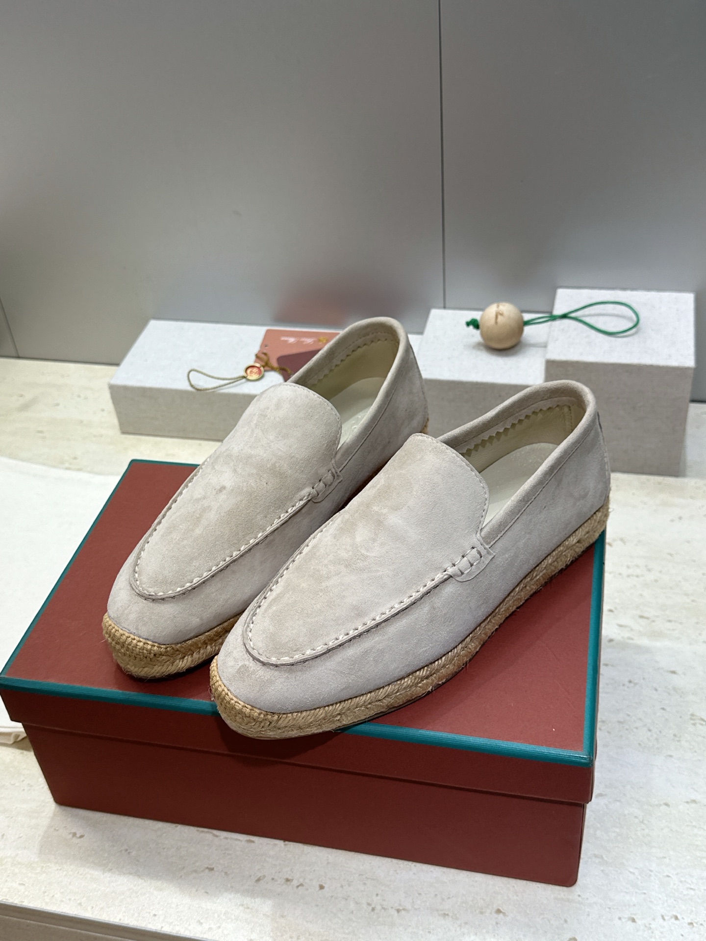(配全套飞机盒)LORO PIANA 诺悠.翩雅 2026春夏新款平底渔夫草编女鞋 LP字母logo圆头