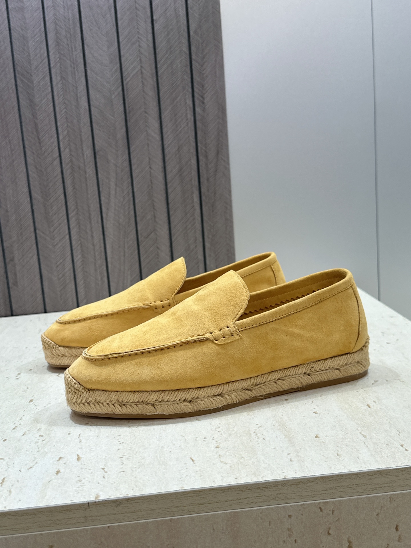 (配全套飞机盒)LORO PIANA 诺悠.翩雅 2026春夏新款平底渔夫草编女鞋 LP字母logo圆头
