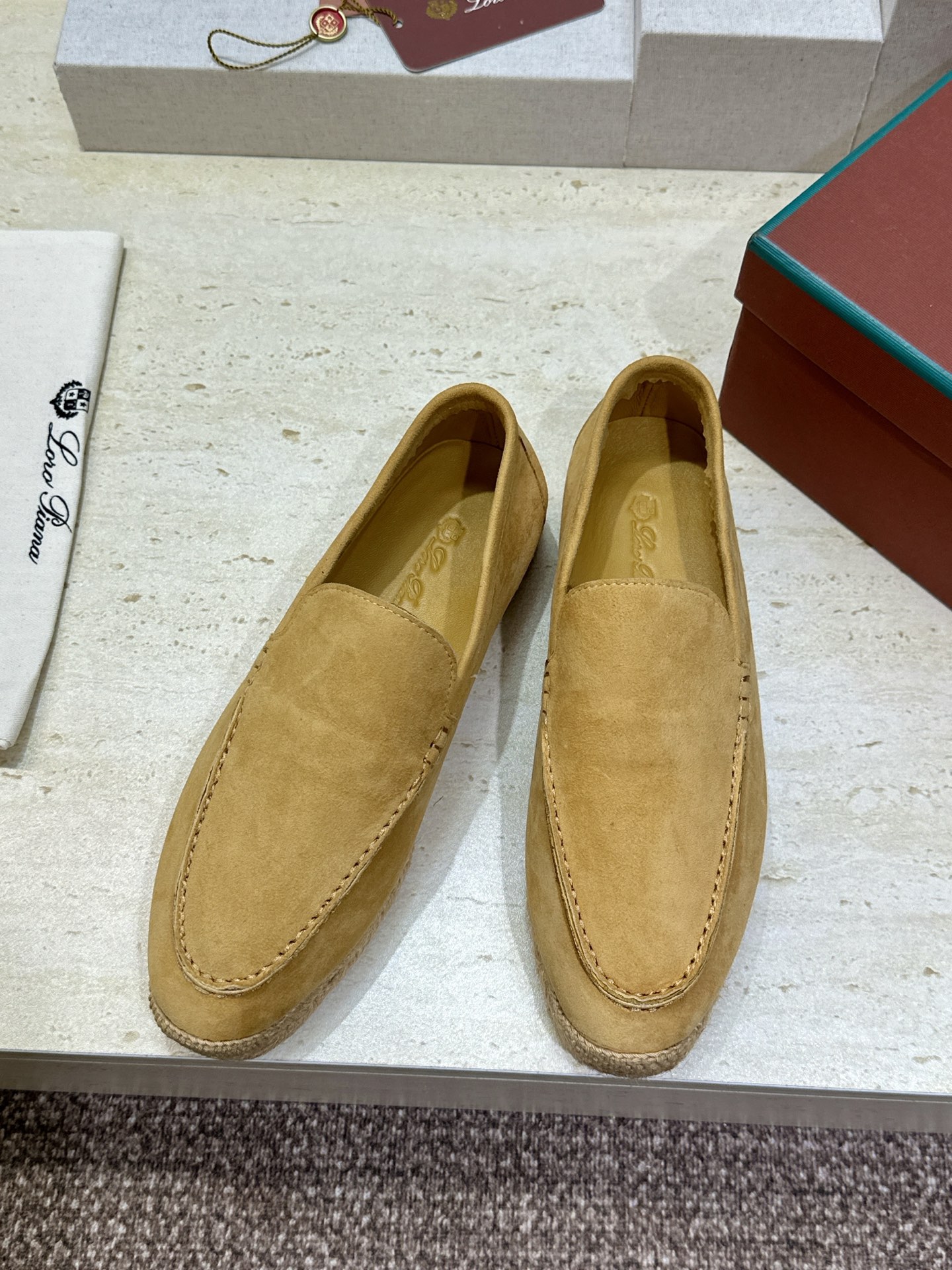 (配全套飞机盒)LORO PIANA 诺悠.翩雅 2026春夏新款平底渔夫草编女鞋 LP字母logo圆头