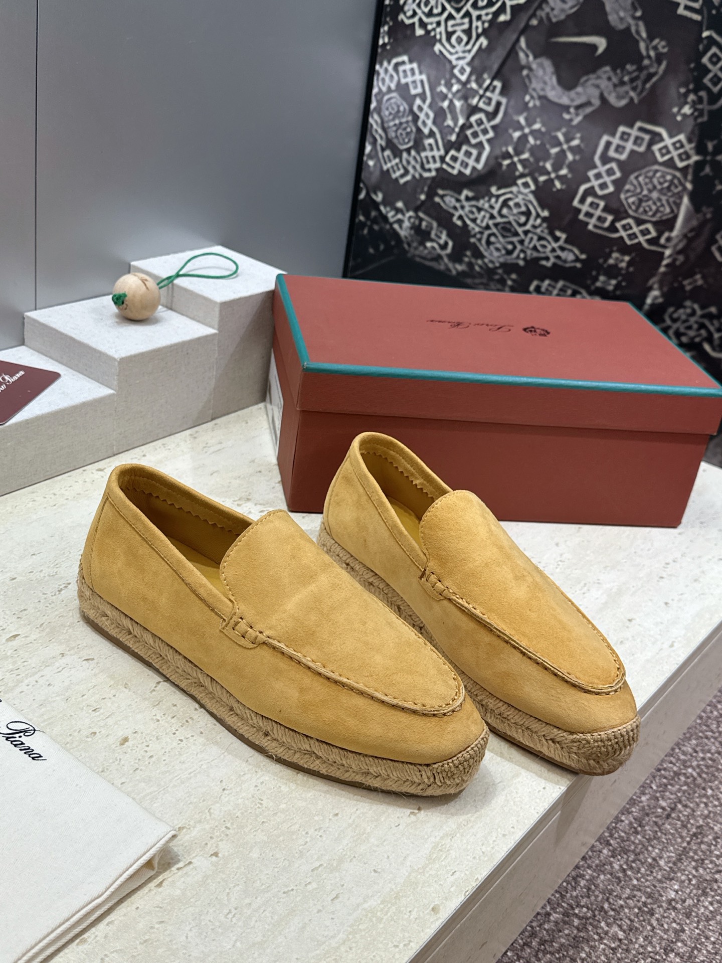 (配全套飞机盒)LORO PIANA 诺悠.翩雅 2026春夏新款平底渔夫草编女鞋 LP字母logo圆头
