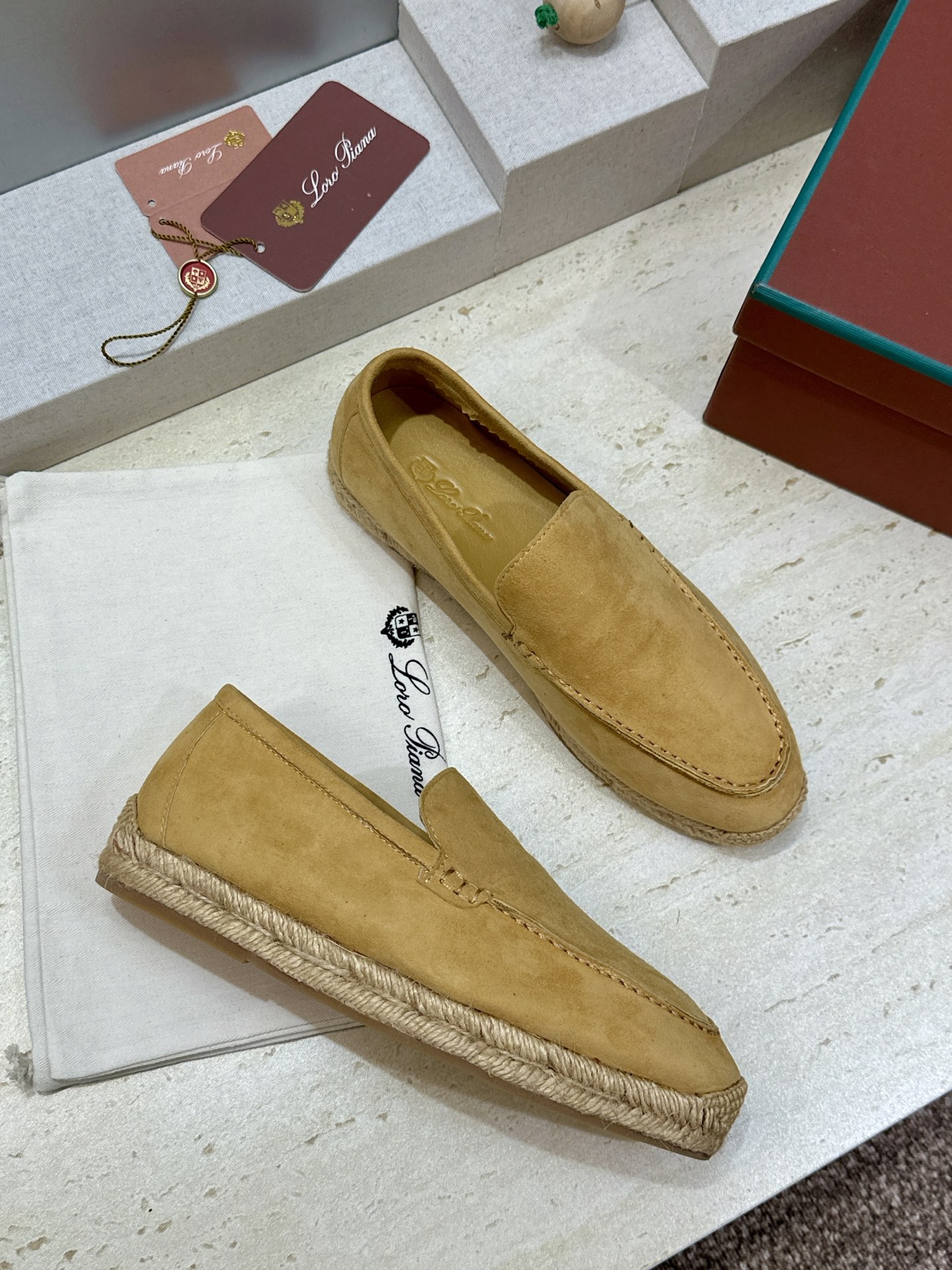 (配全套飞机盒)LORO PIANA 诺悠.翩雅 2026春夏新款平底渔夫草编女鞋 LP字母logo圆头