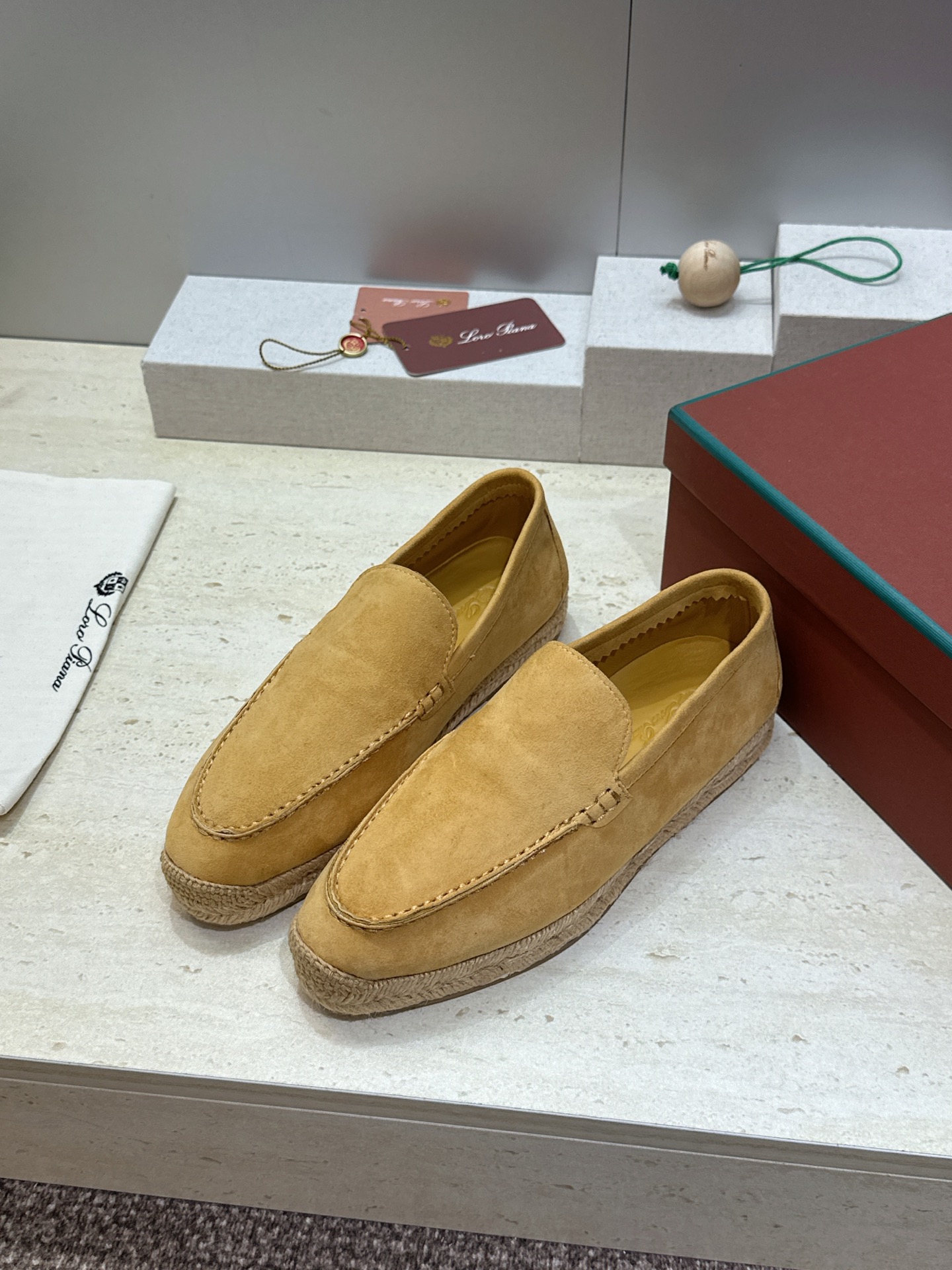 (配全套飞机盒)LORO PIANA 诺悠.翩雅 2026春夏新款平底渔夫草编女鞋 LP字母logo圆头