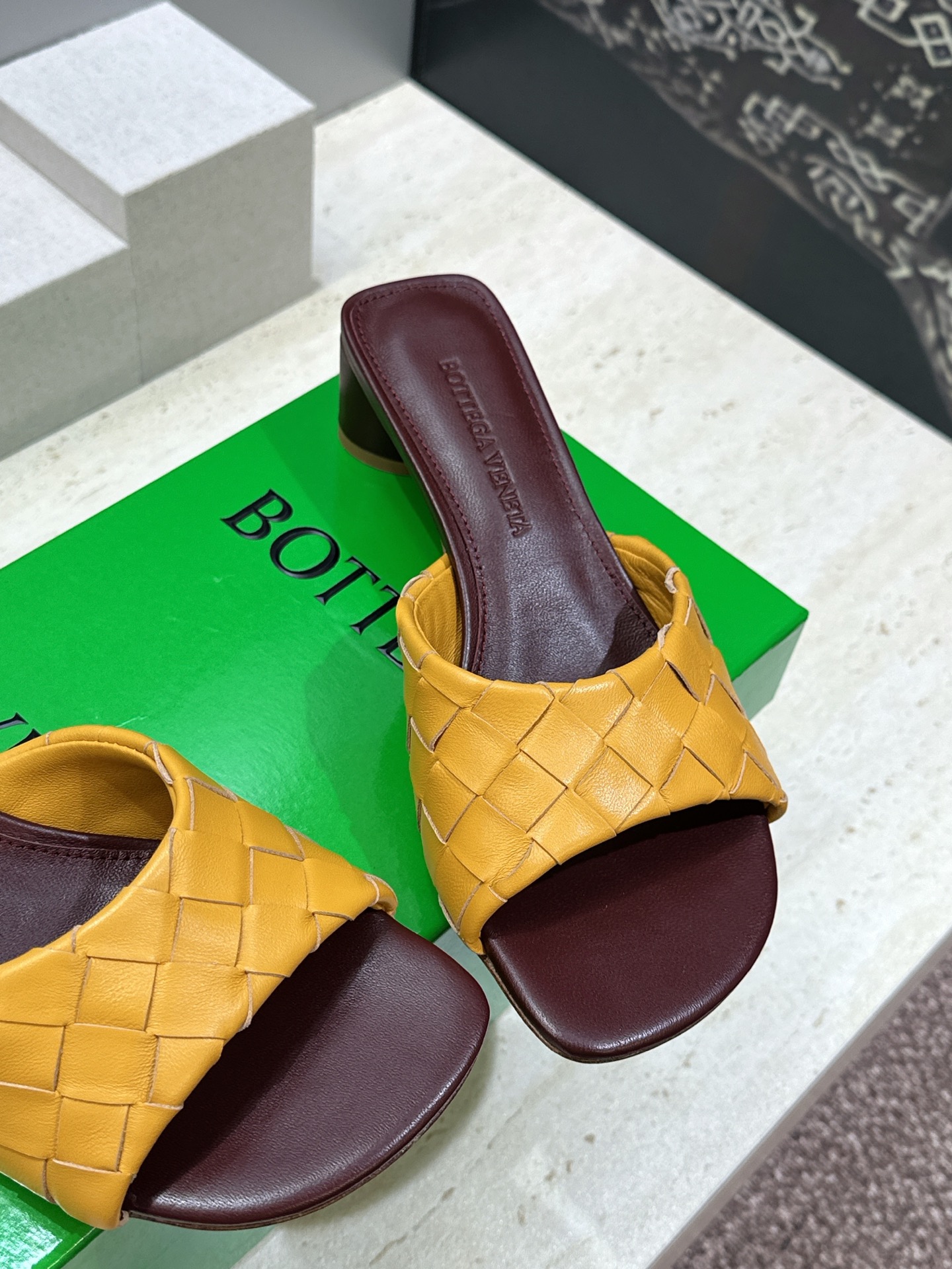 Bottega Veneta 葆蝶家2026春夏新款粗跟编织沙滩女鞋 BV字母logo中跟方头露趾凉拖鞋