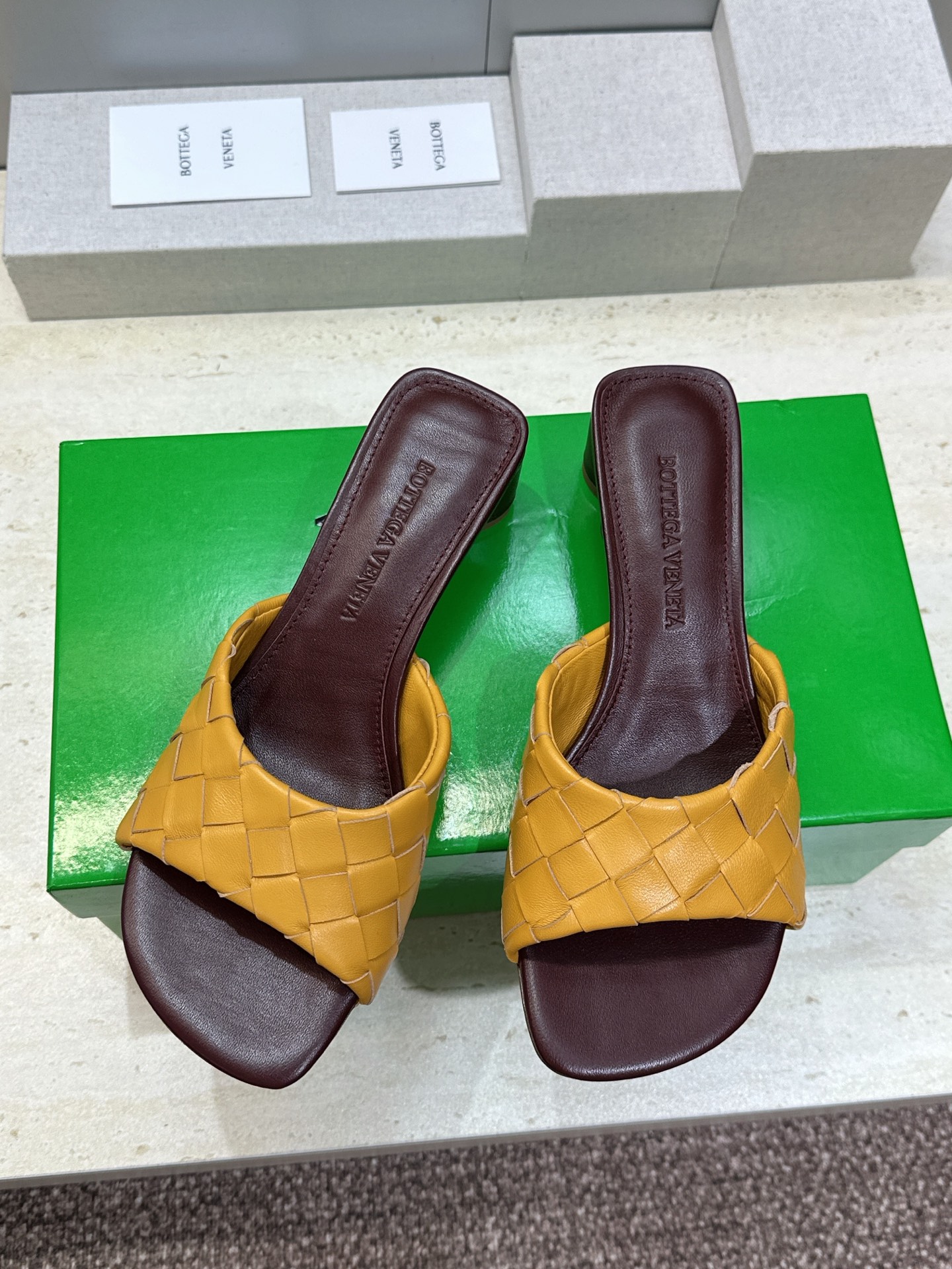 Bottega Veneta 葆蝶家2026春夏新款粗跟编织沙滩女鞋 BV字母logo中跟方头露趾凉拖鞋