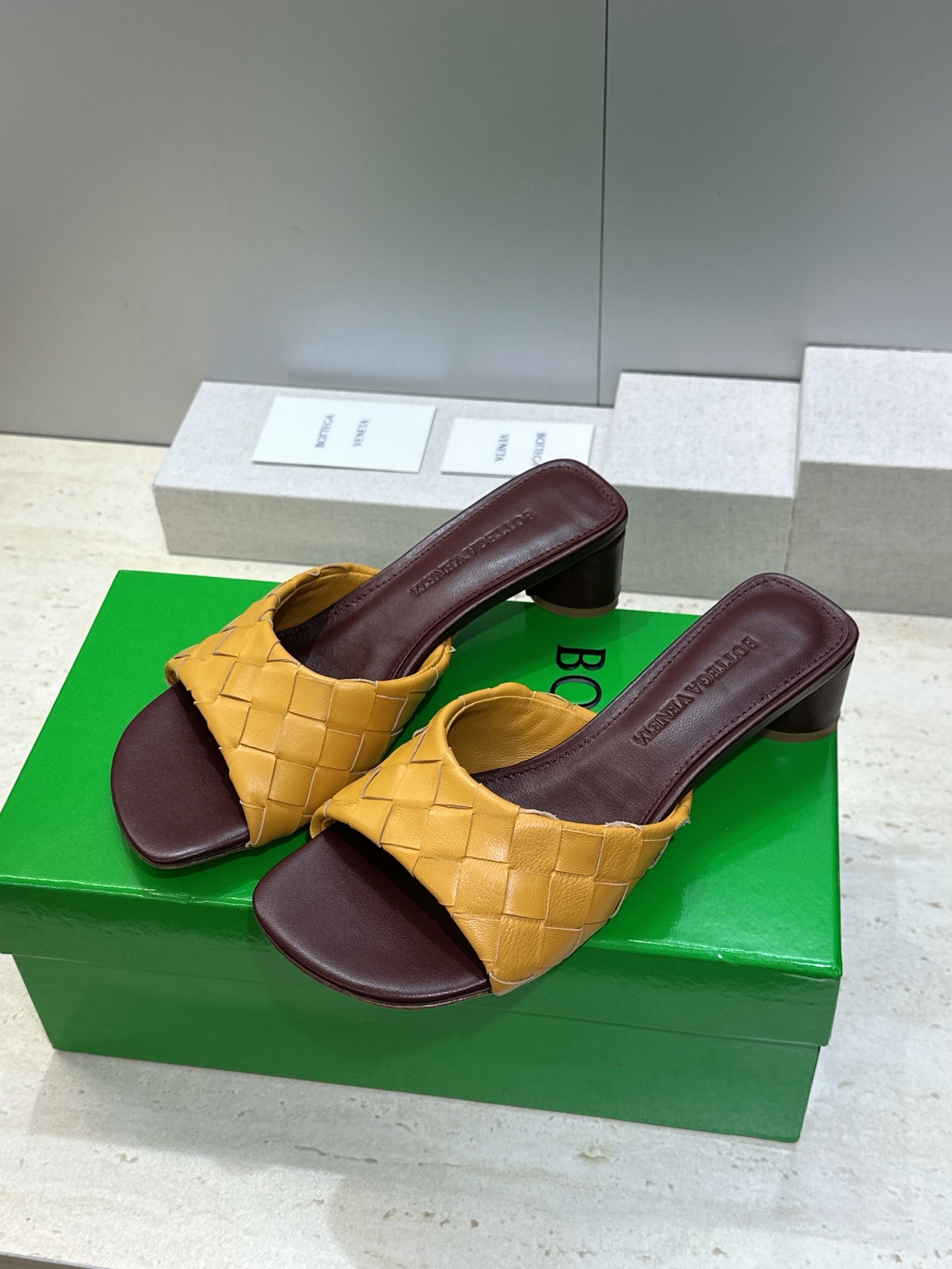 Bottega Veneta 葆蝶家2026春夏新款粗跟编织沙滩女鞋 BV字母logo中跟方头露趾凉拖鞋