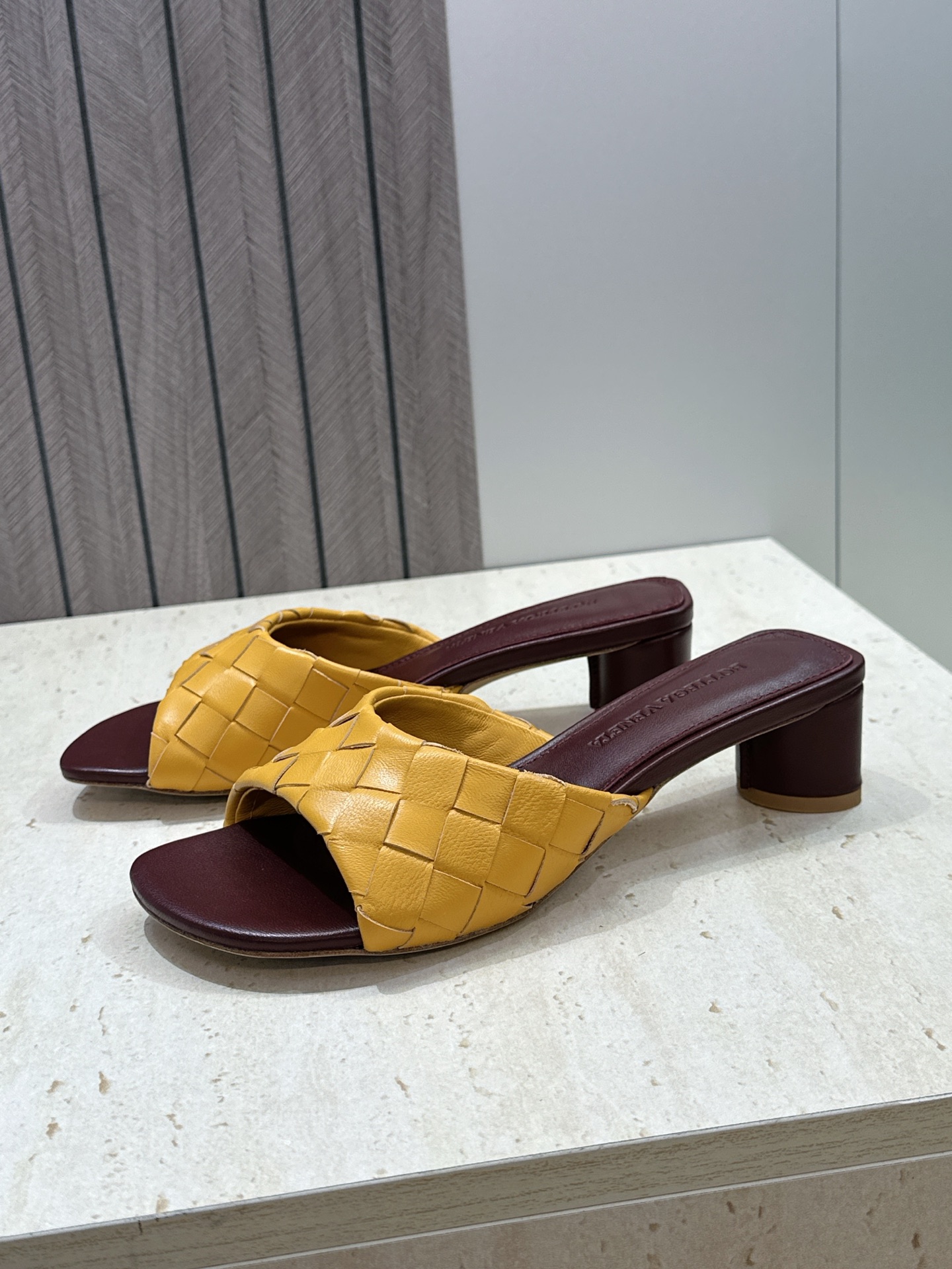 Bottega Veneta 葆蝶家2026春夏新款粗跟编织沙滩女鞋 BV字母logo中跟方头露趾凉拖鞋