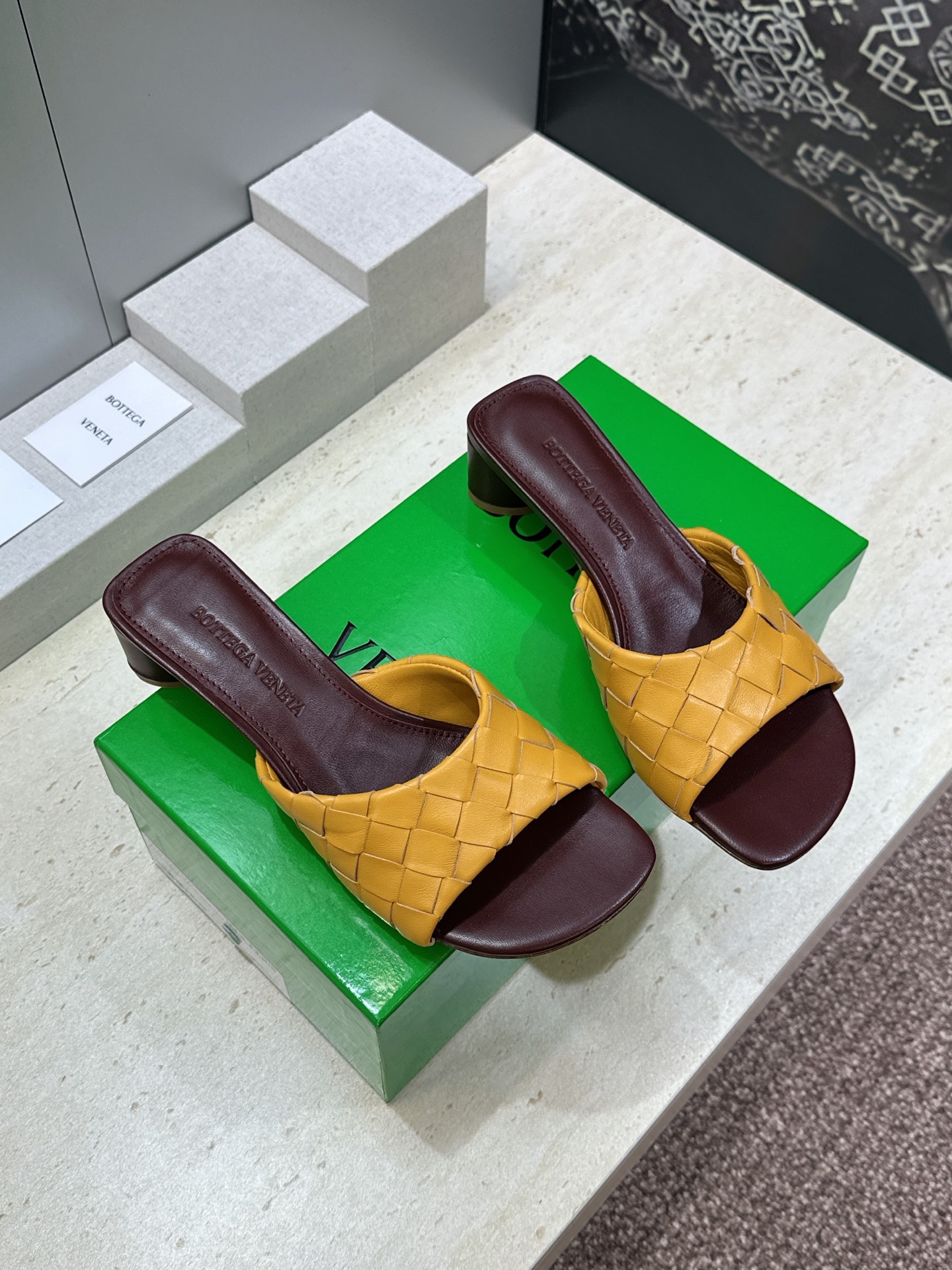 Bottega Veneta 葆蝶家2026春夏新款粗跟编织沙滩女鞋 BV字母logo中跟方头露趾凉拖鞋