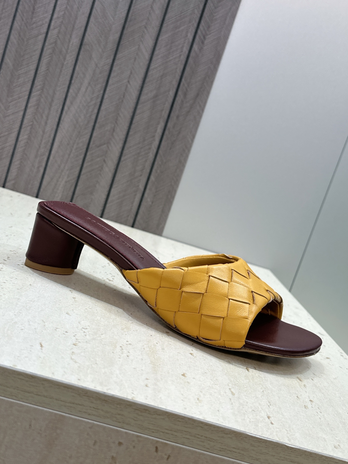 Bottega Veneta 葆蝶家2026春夏新款粗跟编织沙滩女鞋 BV字母logo中跟方头露趾凉拖鞋