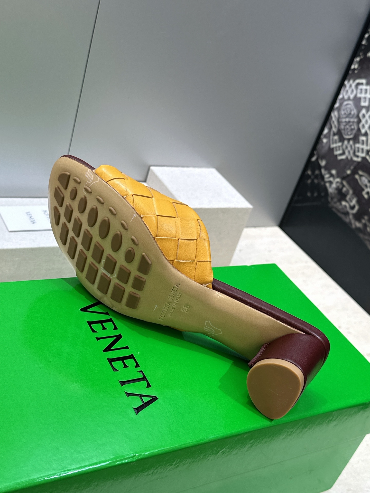 Bottega Veneta 葆蝶家2026春夏新款粗跟编织沙滩女鞋 BV字母logo中跟方头露趾凉拖鞋