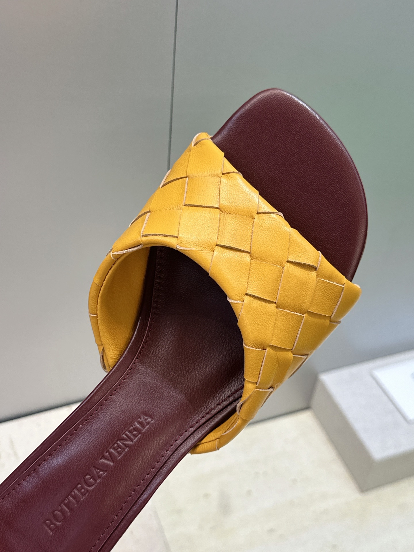 Bottega Veneta 葆蝶家2026春夏新款粗跟编织沙滩女鞋 BV字母logo中跟方头露趾凉拖鞋