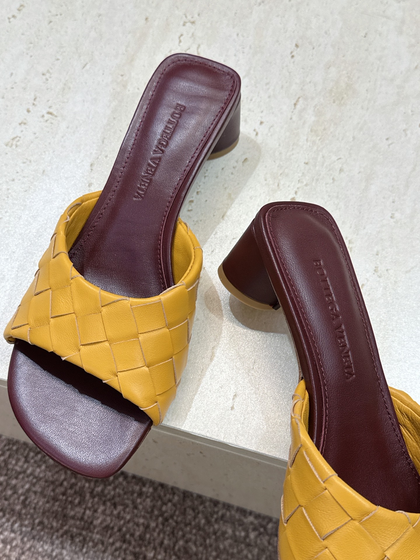 Bottega Veneta 葆蝶家2026春夏新款粗跟编织沙滩女鞋 BV字母logo中跟方头露趾凉拖鞋
