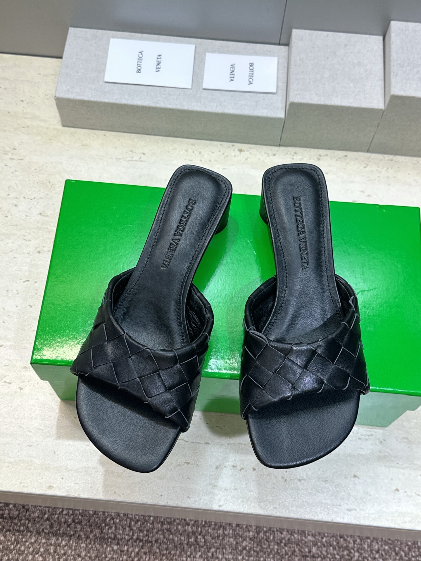 Bottega Veneta 葆蝶家2026春夏新款粗跟编织沙滩女鞋 BV字母logo中跟方头露趾凉拖鞋