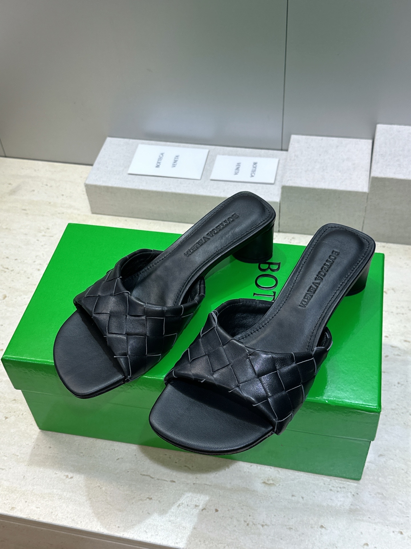 Bottega Veneta 葆蝶家2026春夏新款粗跟编织沙滩女鞋 BV字母logo中跟方头露趾凉拖鞋