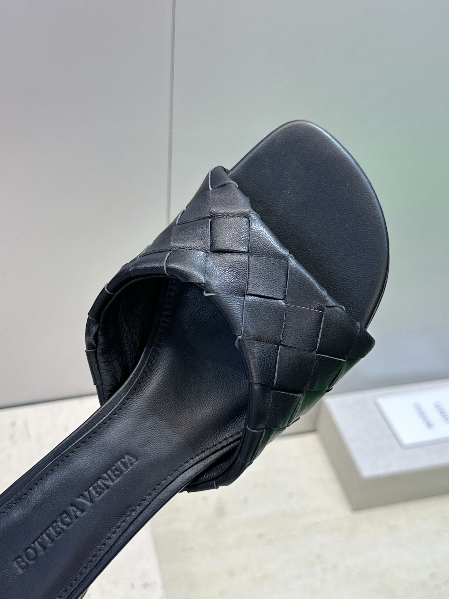 Bottega Veneta 葆蝶家2026春夏新款粗跟编织沙滩女鞋 BV字母logo中跟方头露趾凉拖鞋
