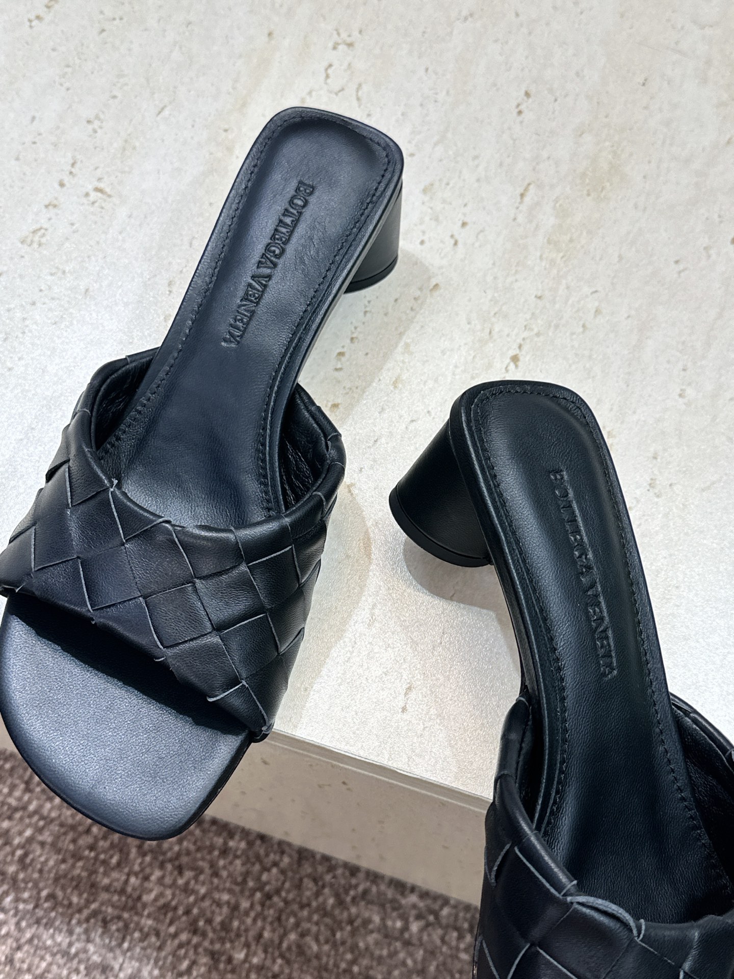 Bottega Veneta 葆蝶家2026春夏新款粗跟编织沙滩女鞋 BV字母logo中跟方头露趾凉拖鞋