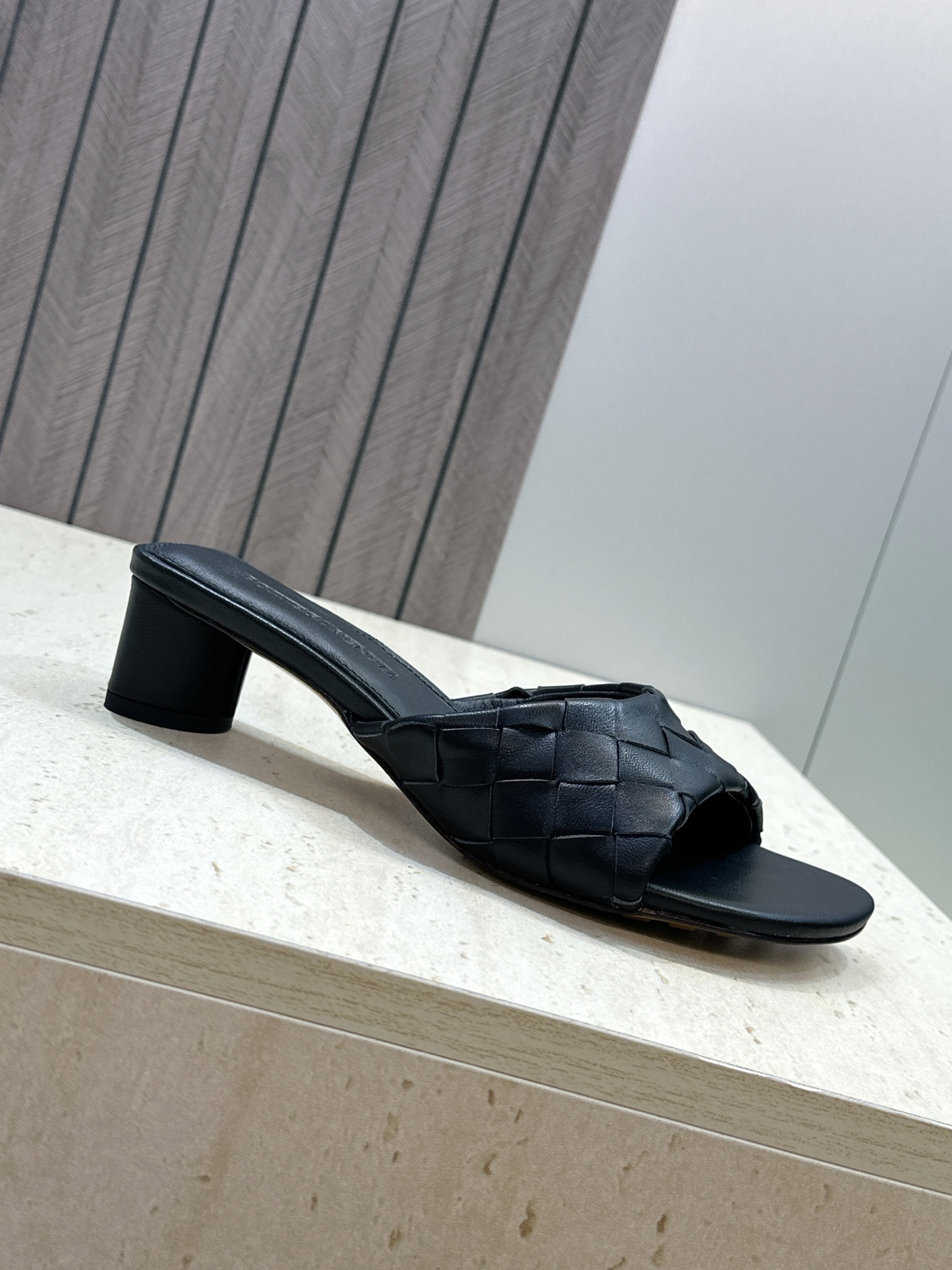 Bottega Veneta 葆蝶家2026春夏新款粗跟编织沙滩女鞋 BV字母logo中跟方头露趾凉拖鞋