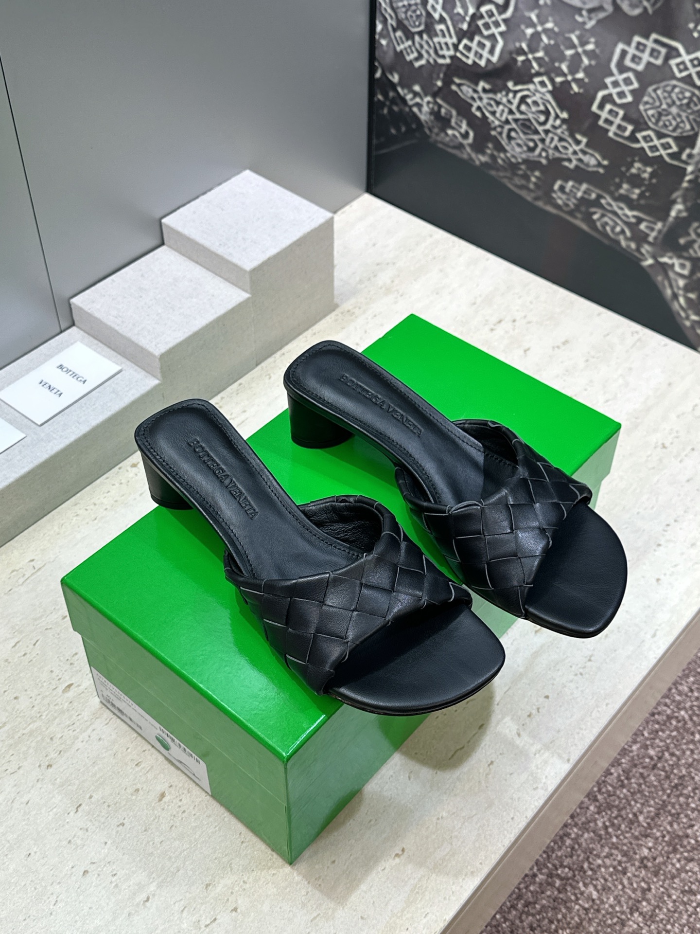 Bottega Veneta 葆蝶家2026春夏新款粗跟编织沙滩女鞋 BV字母logo中跟方头露趾凉拖鞋