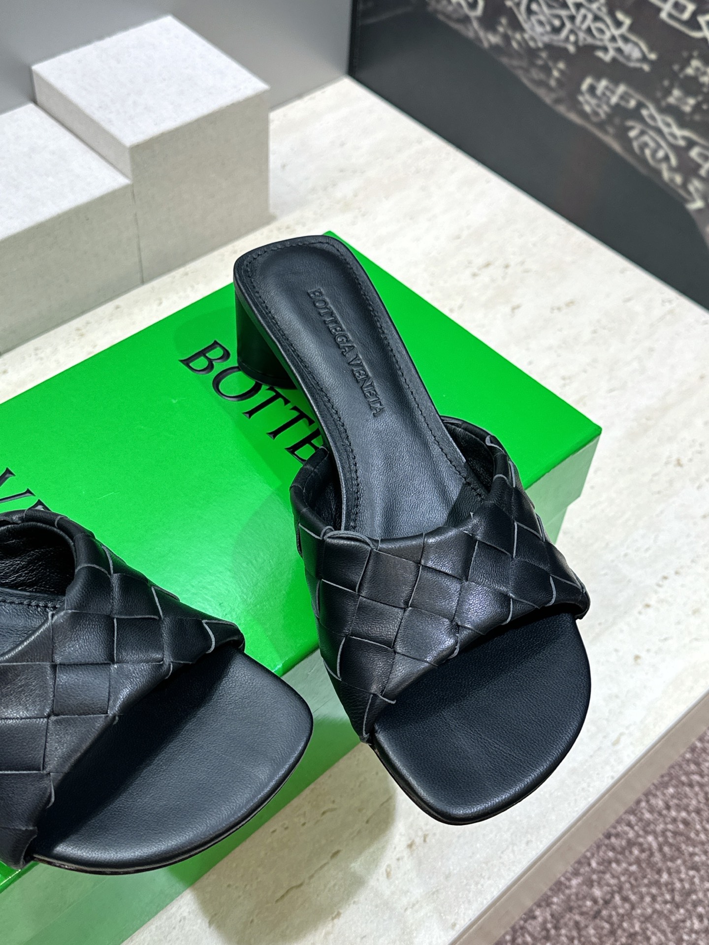 Bottega Veneta 葆蝶家2026春夏新款粗跟编织沙滩女鞋 BV字母logo中跟方头露趾凉拖鞋