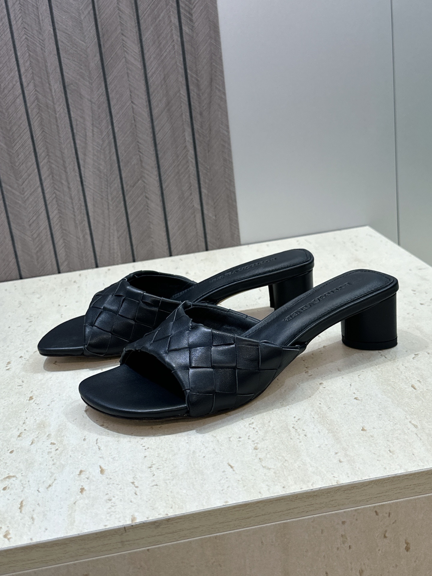 Bottega Veneta 葆蝶家2026春夏新款粗跟编织沙滩女鞋 BV字母logo中跟方头露趾凉拖鞋