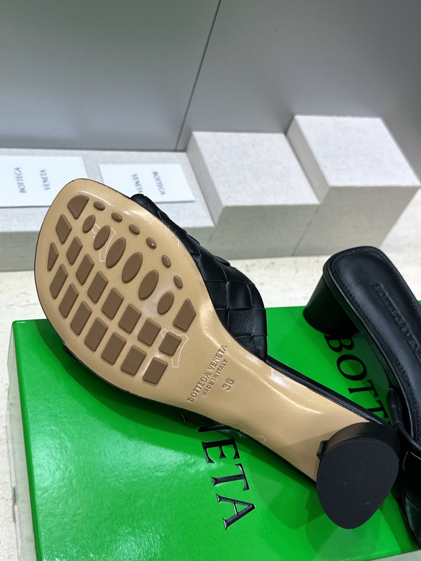 Bottega Veneta 葆蝶家2026春夏新款粗跟编织沙滩女鞋 BV字母logo中跟方头露趾凉拖鞋