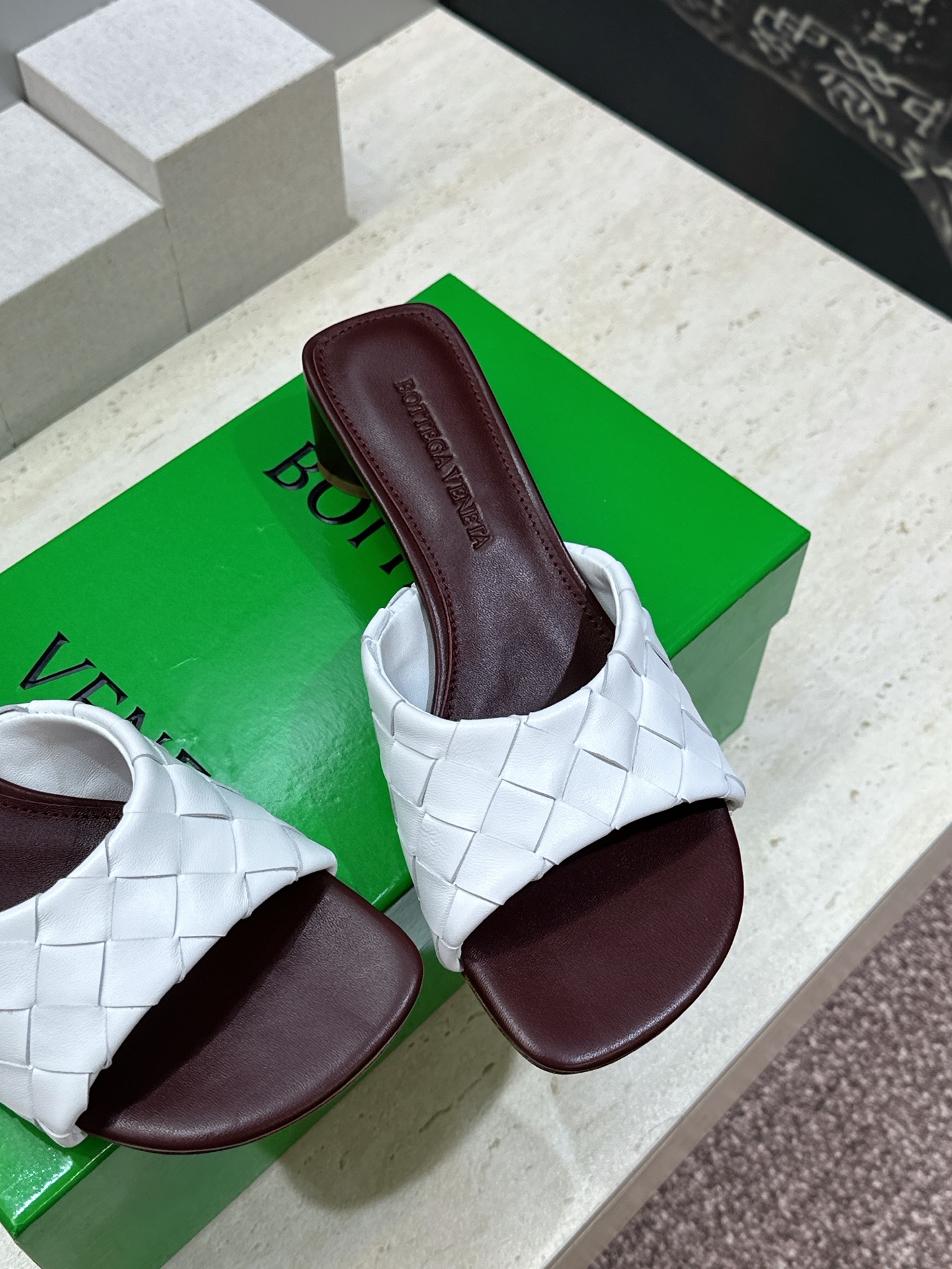 Bottega Veneta 葆蝶家2026春夏新款粗跟编织沙滩女鞋 BV字母logo中跟方头露趾凉拖鞋