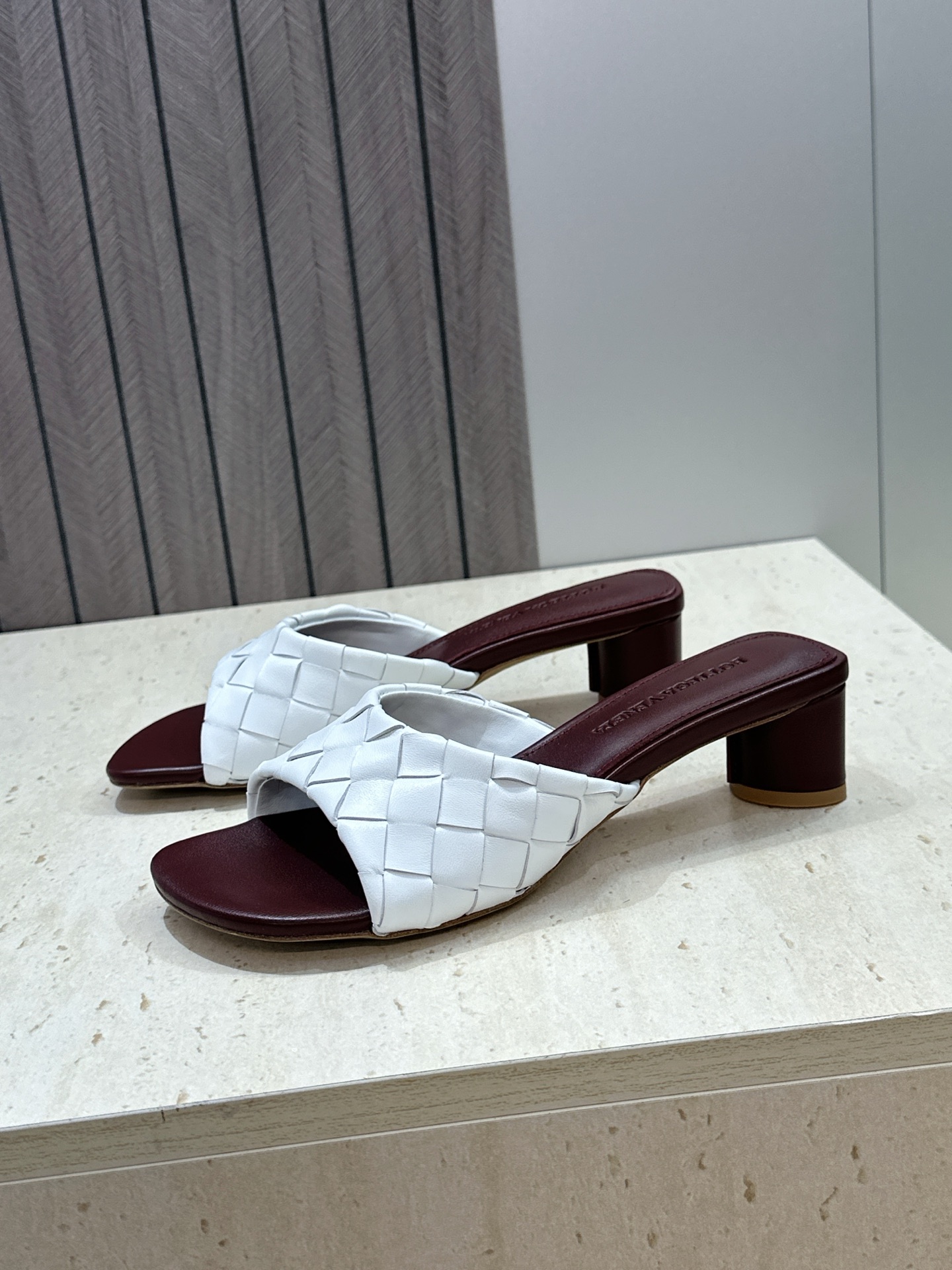 Bottega Veneta 葆蝶家2026春夏新款粗跟编织沙滩女鞋 BV字母logo中跟方头露趾凉拖鞋