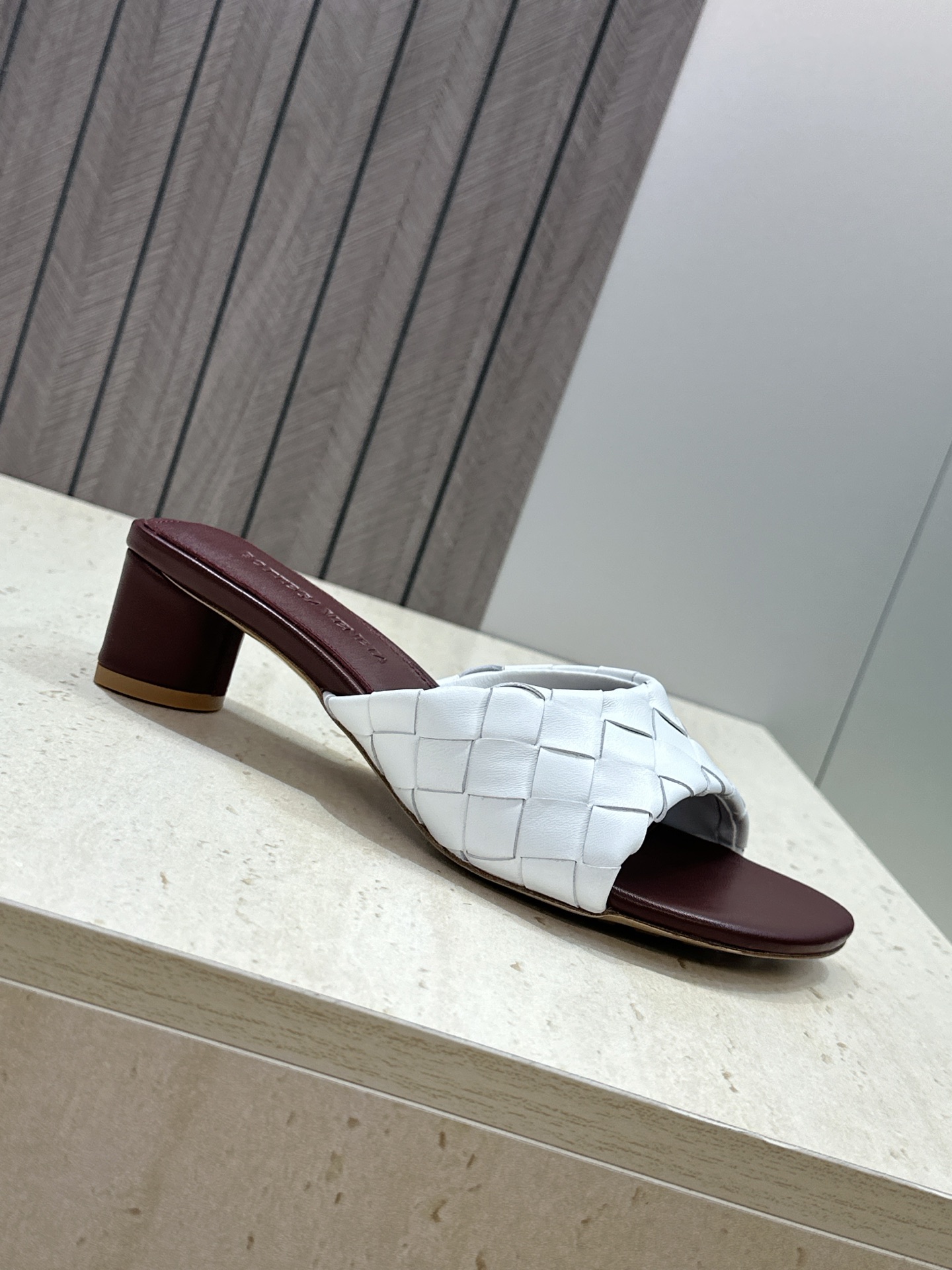 Bottega Veneta 葆蝶家2026春夏新款粗跟编织沙滩女鞋 BV字母logo中跟方头露趾凉拖鞋