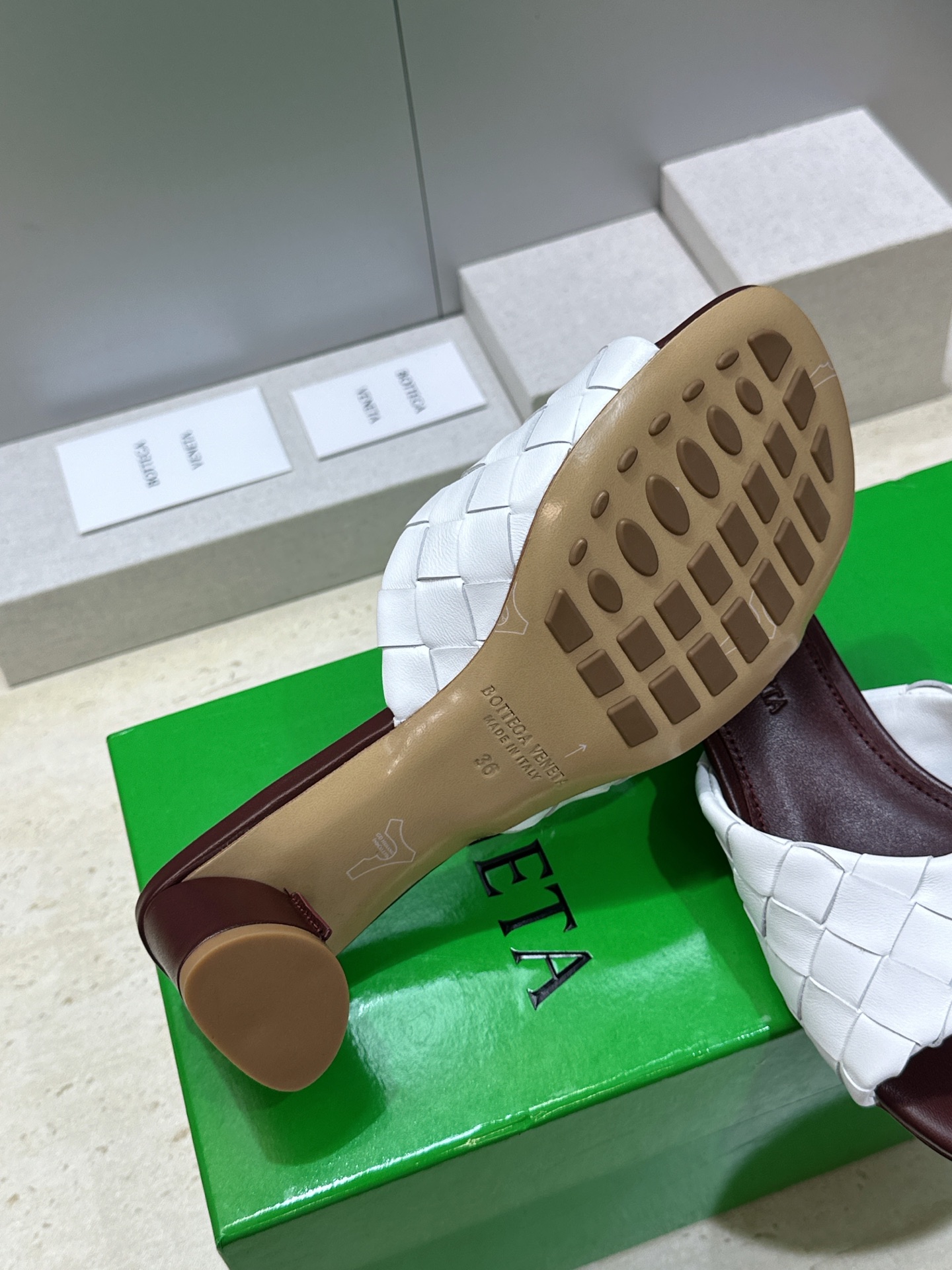 Bottega Veneta 葆蝶家2026春夏新款粗跟编织沙滩女鞋 BV字母logo中跟方头露趾凉拖鞋