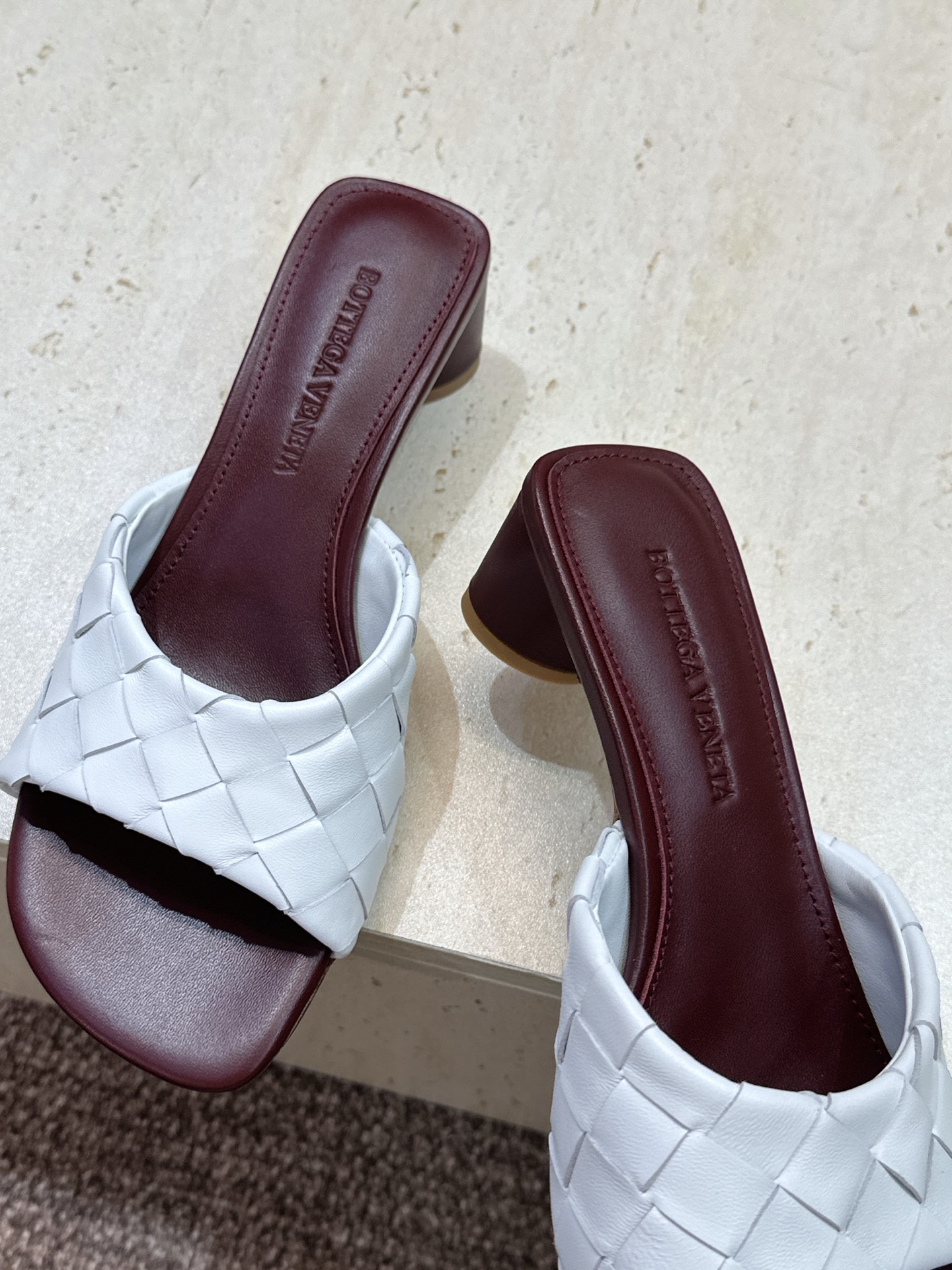 Bottega Veneta 葆蝶家2026春夏新款粗跟编织沙滩女鞋 BV字母logo中跟方头露趾凉拖鞋