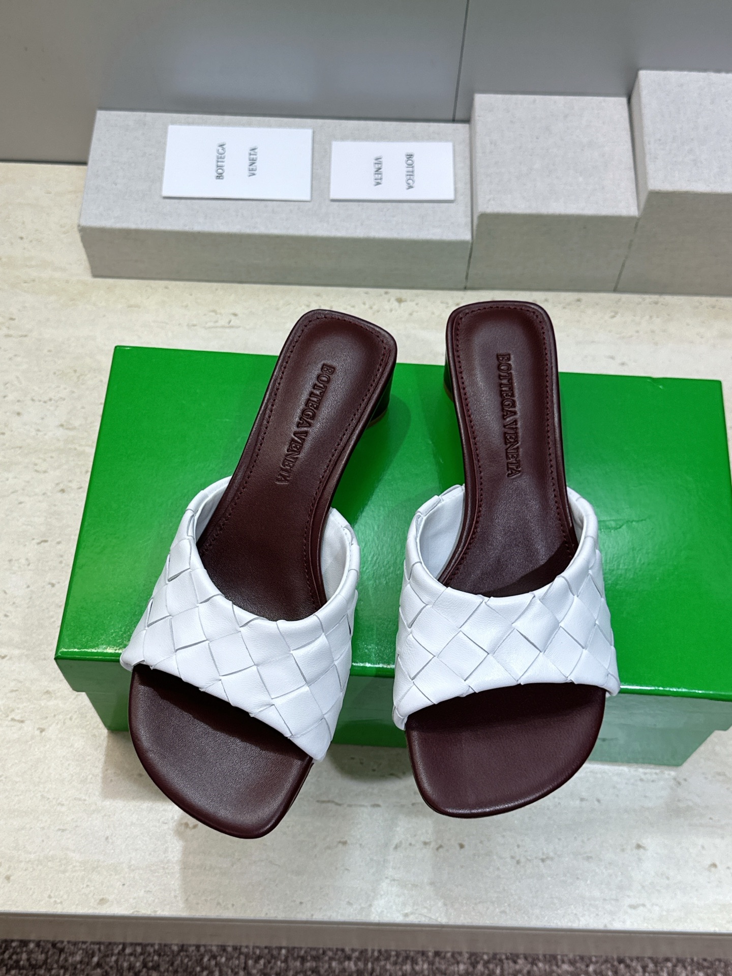 Bottega Veneta 葆蝶家2026春夏新款粗跟编织沙滩女鞋 BV字母logo中跟方头露趾凉拖鞋
