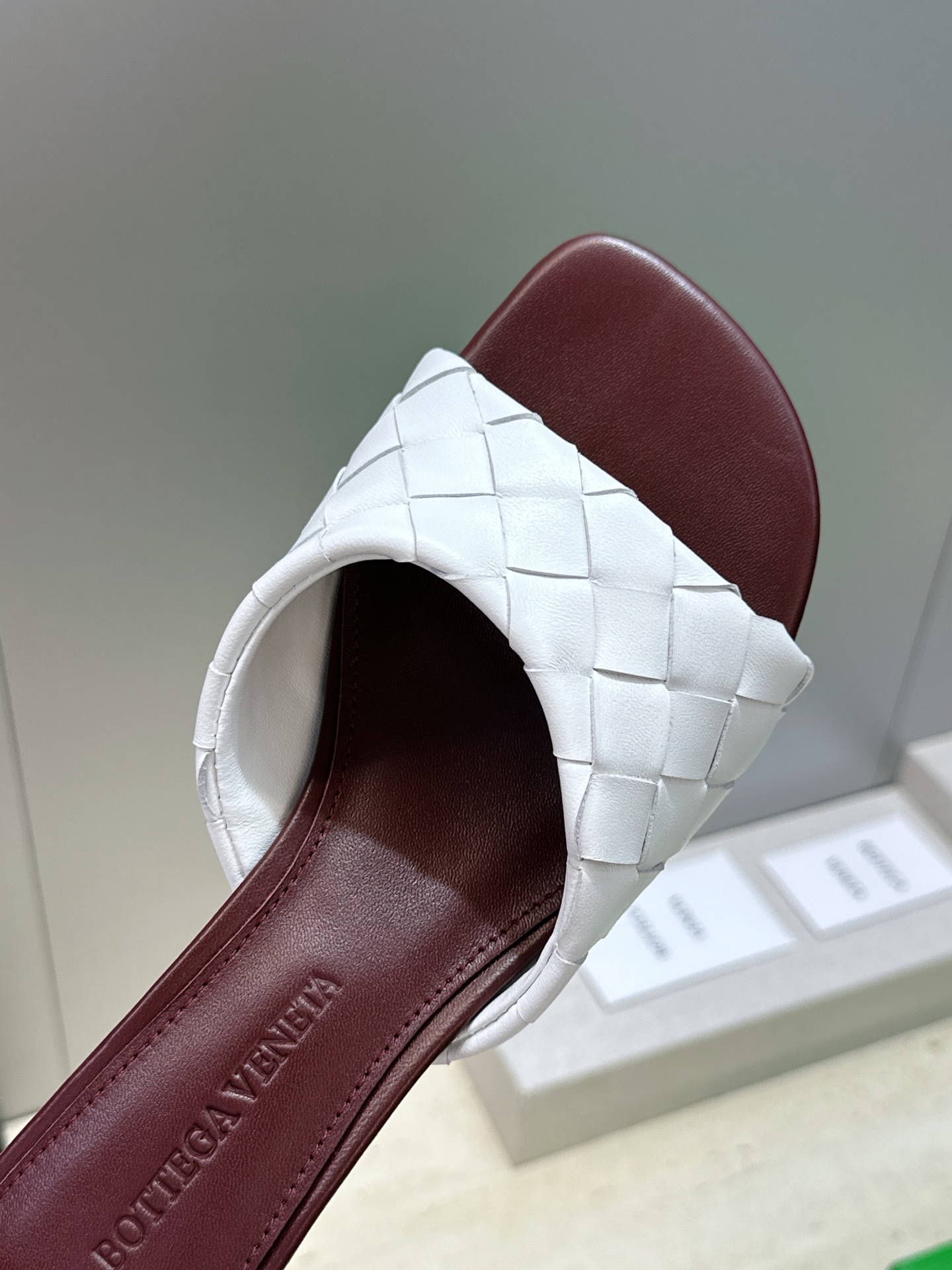 Bottega Veneta 葆蝶家2026春夏新款粗跟编织沙滩女鞋 BV字母logo中跟方头露趾凉拖鞋