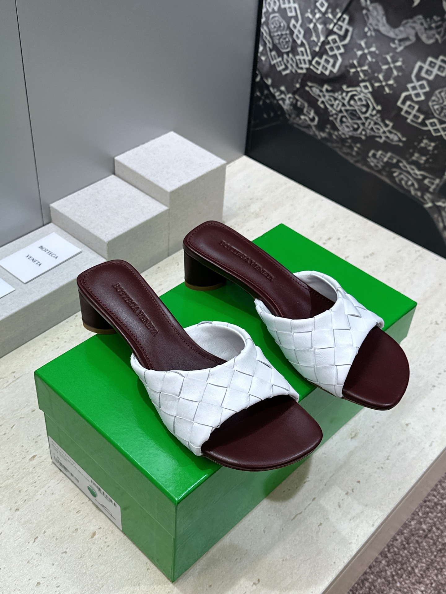Bottega Veneta 葆蝶家2026春夏新款粗跟编织沙滩女鞋 BV字母logo中跟方头露趾凉拖鞋