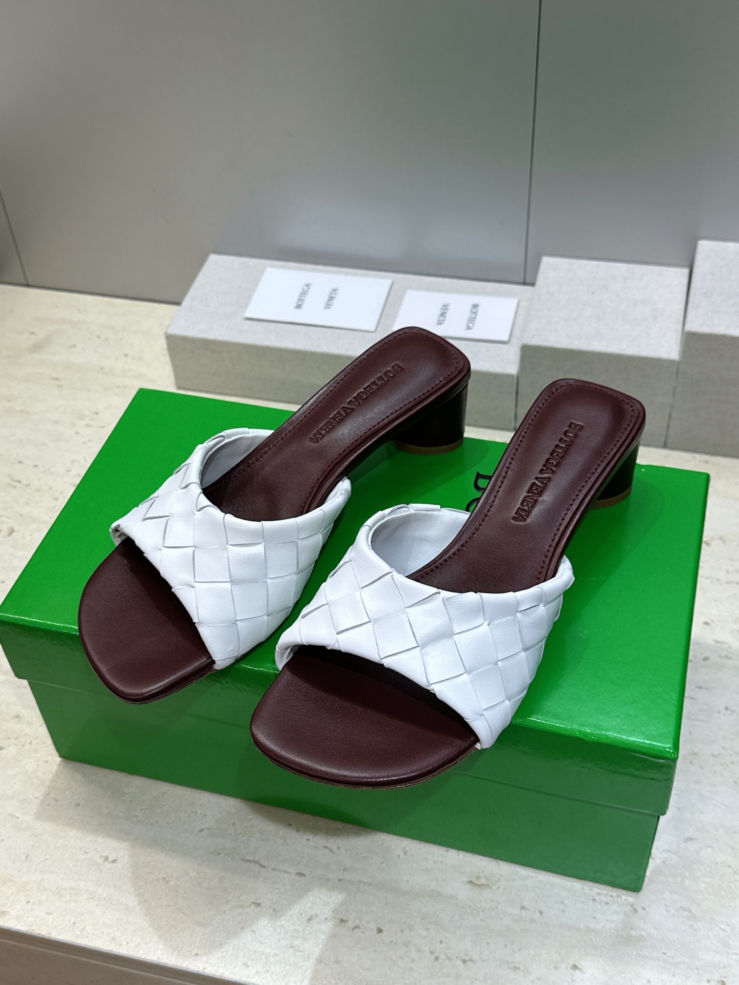 Bottega Veneta 葆蝶家2026春夏新款粗跟编织沙滩女鞋 BV字母logo中跟方头露趾凉拖鞋