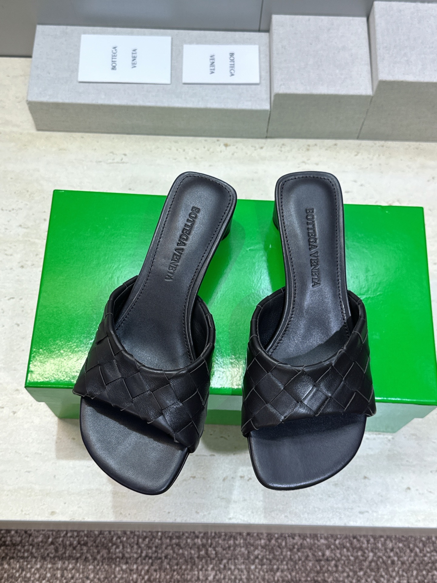Bottega Veneta 葆蝶家2026春夏新款粗跟编织沙滩女鞋 BV字母logo中跟方头露趾凉拖鞋