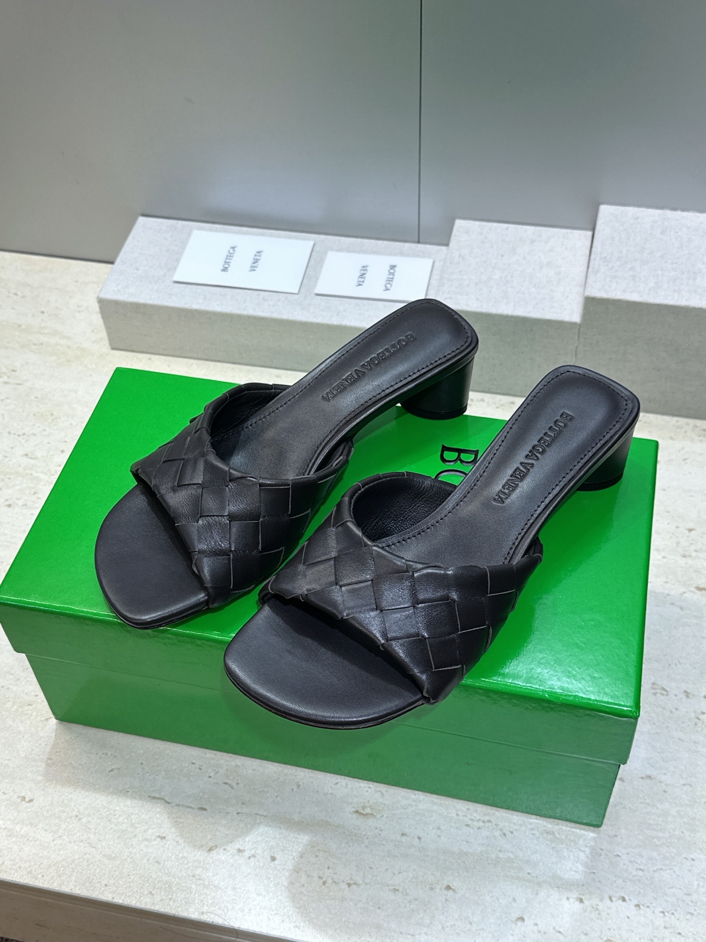Bottega Veneta 葆蝶家2026春夏新款粗跟编织沙滩女鞋 BV字母logo中跟方头露趾凉拖鞋