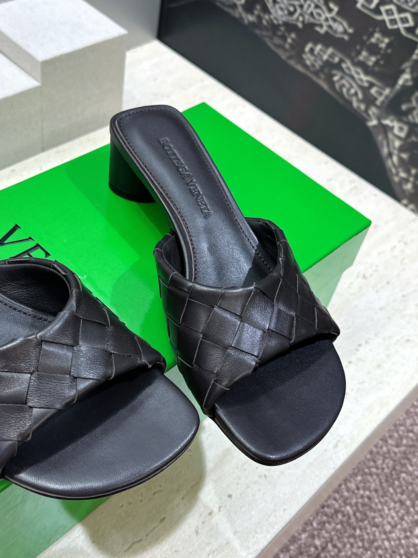 Bottega Veneta 葆蝶家2026春夏新款粗跟编织沙滩女鞋 BV字母logo中跟方头露趾凉拖鞋