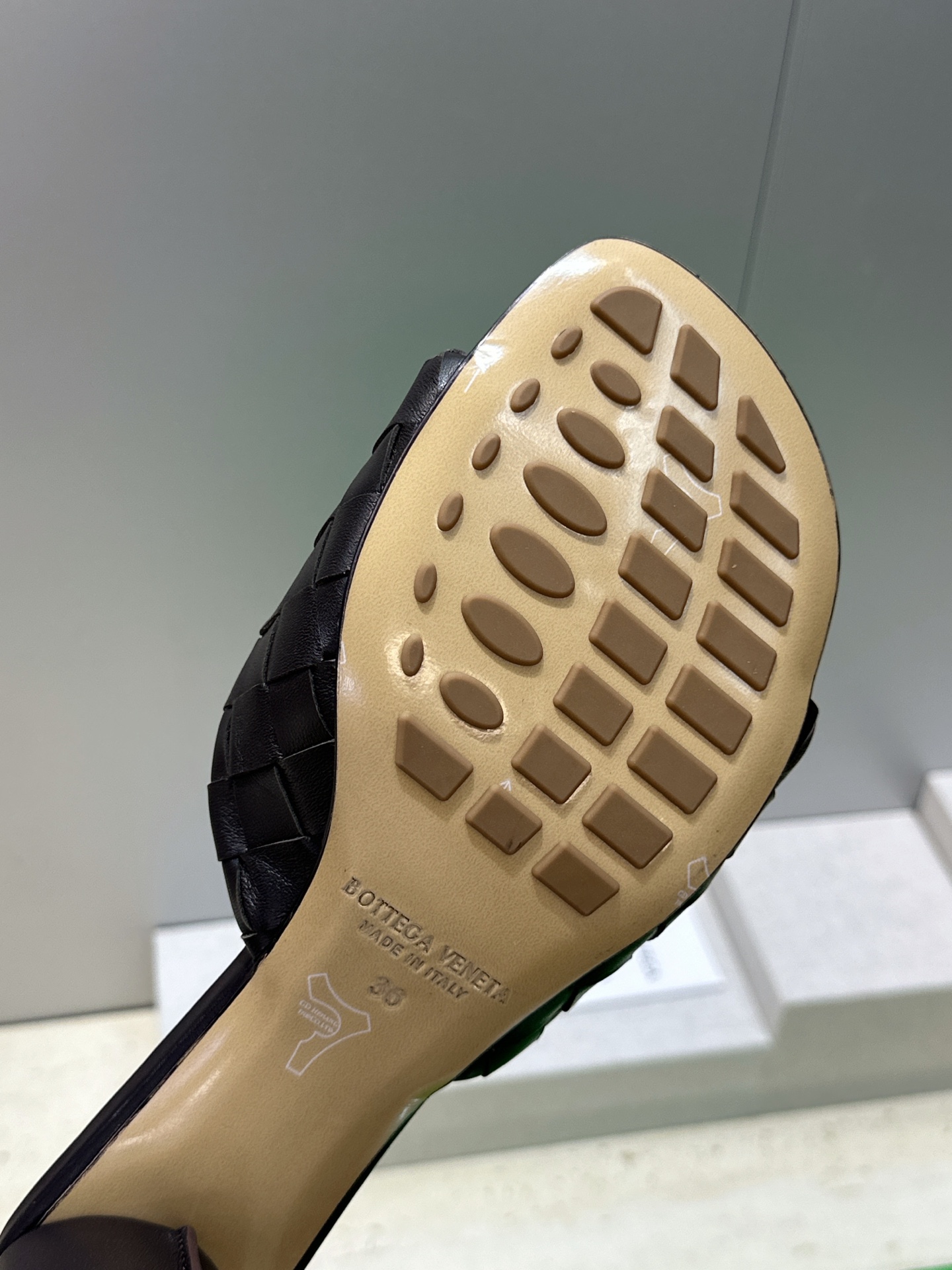 Bottega Veneta 葆蝶家2026春夏新款粗跟编织沙滩女鞋 BV字母logo中跟方头露趾凉拖鞋