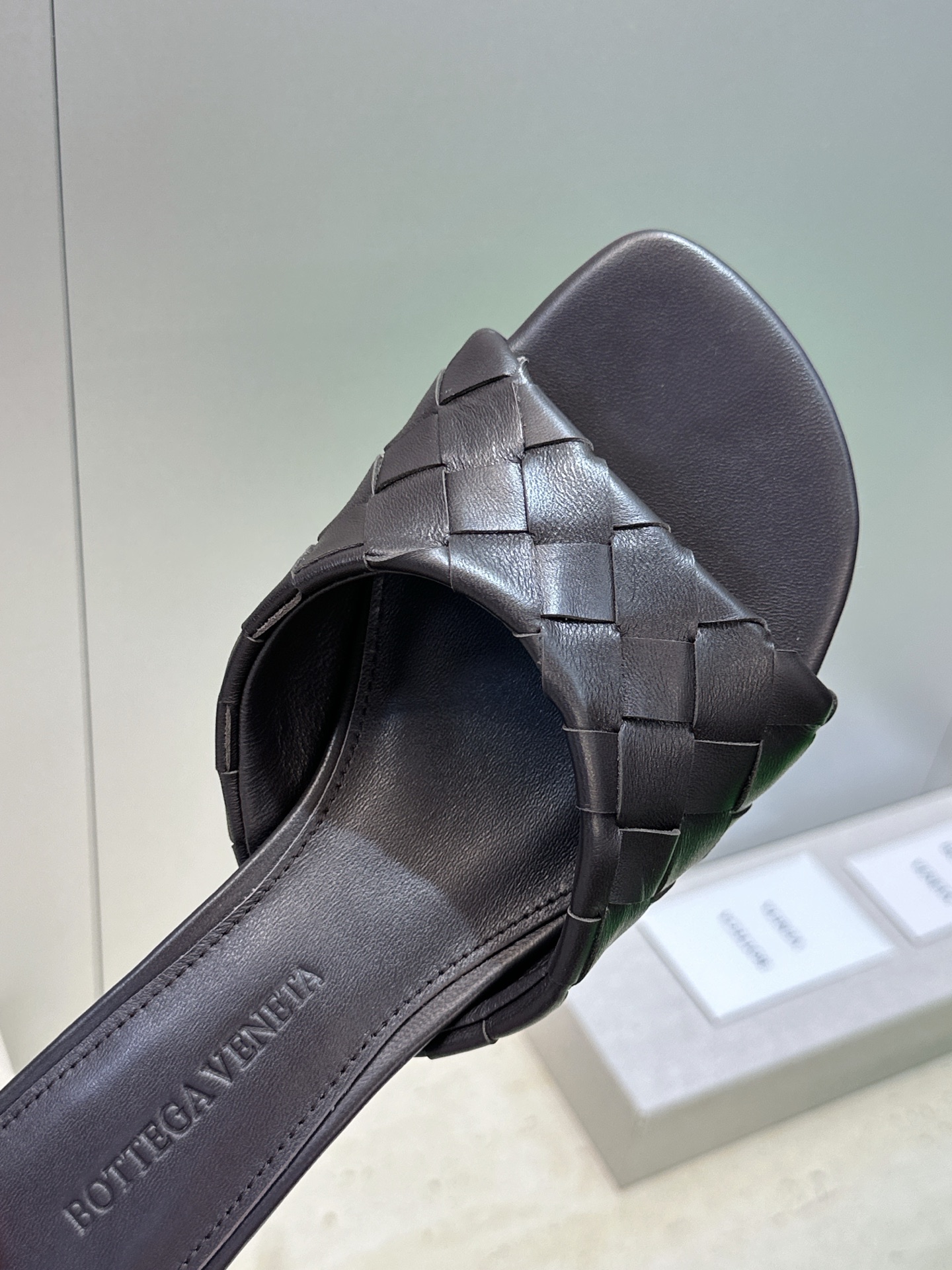 Bottega Veneta 葆蝶家2026春夏新款粗跟编织沙滩女鞋 BV字母logo中跟方头露趾凉拖鞋