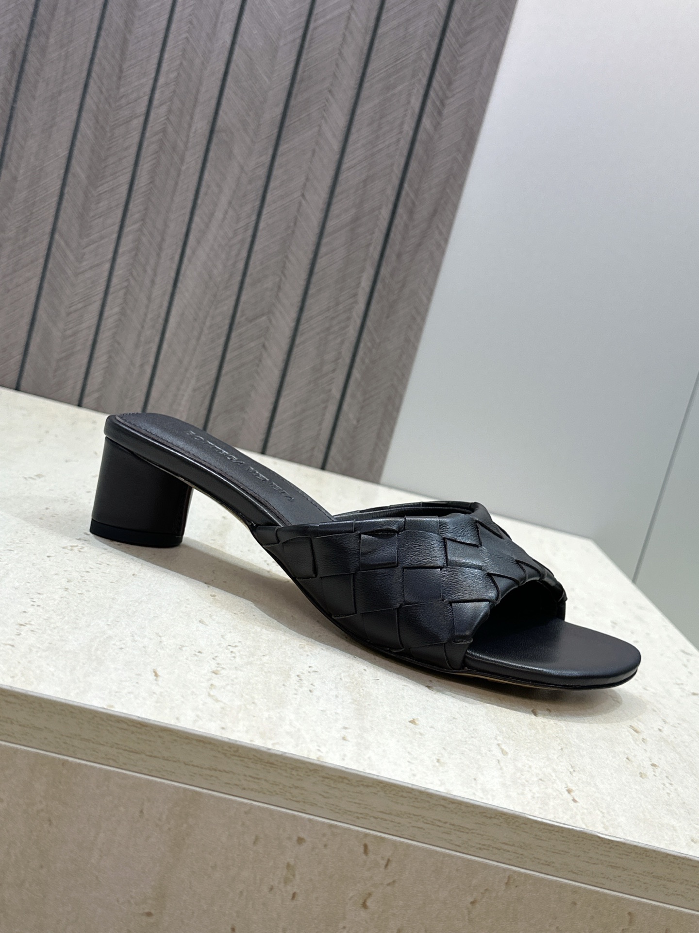 Bottega Veneta 葆蝶家2026春夏新款粗跟编织沙滩女鞋 BV字母logo中跟方头露趾凉拖鞋